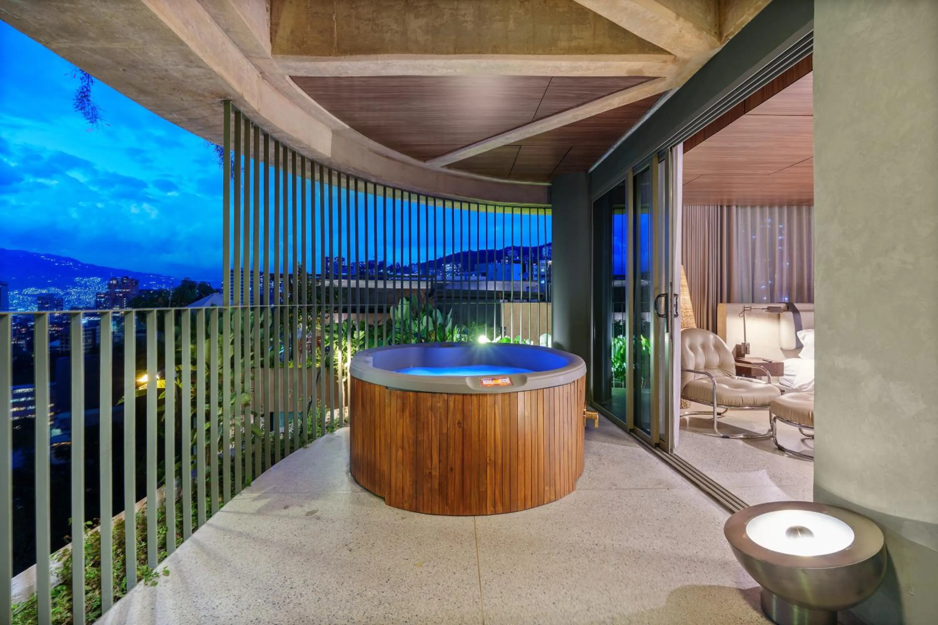 Hot Tub in 23 Living