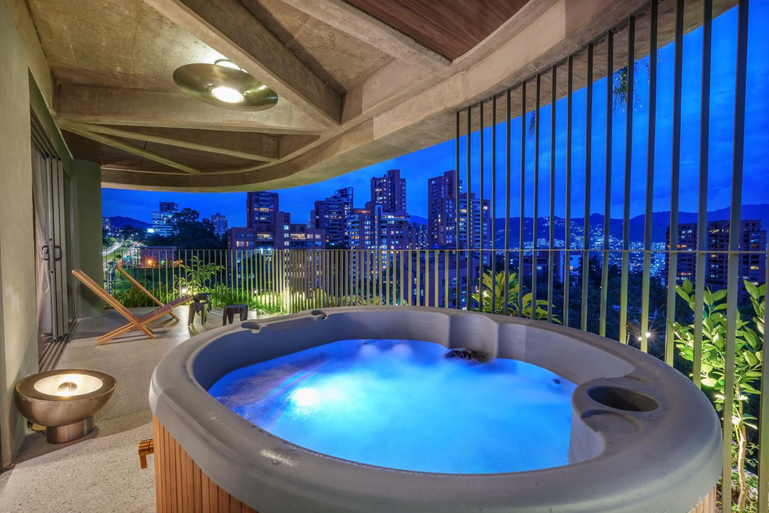 Hot Tub in 23 Living