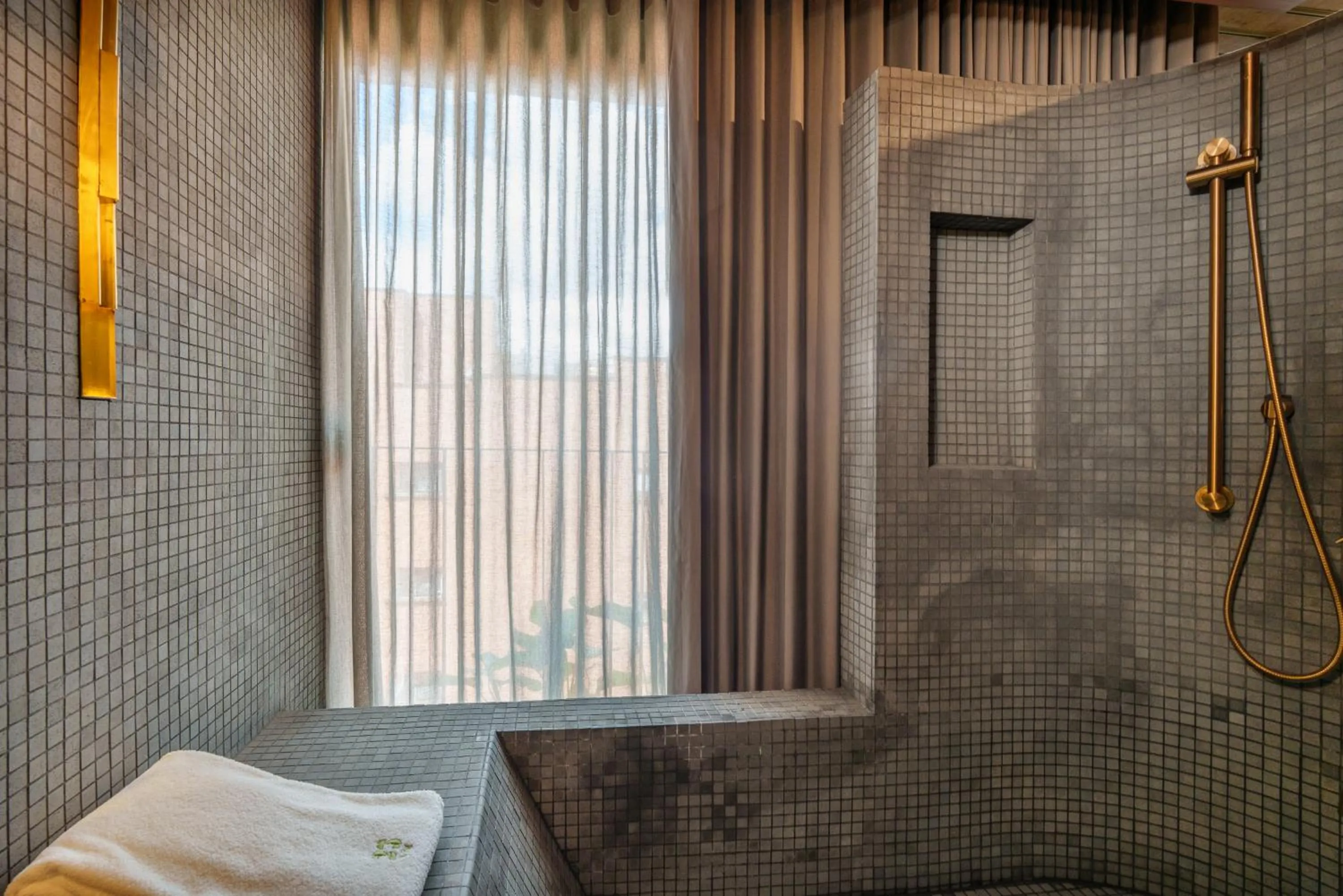 Bath in 23 Living