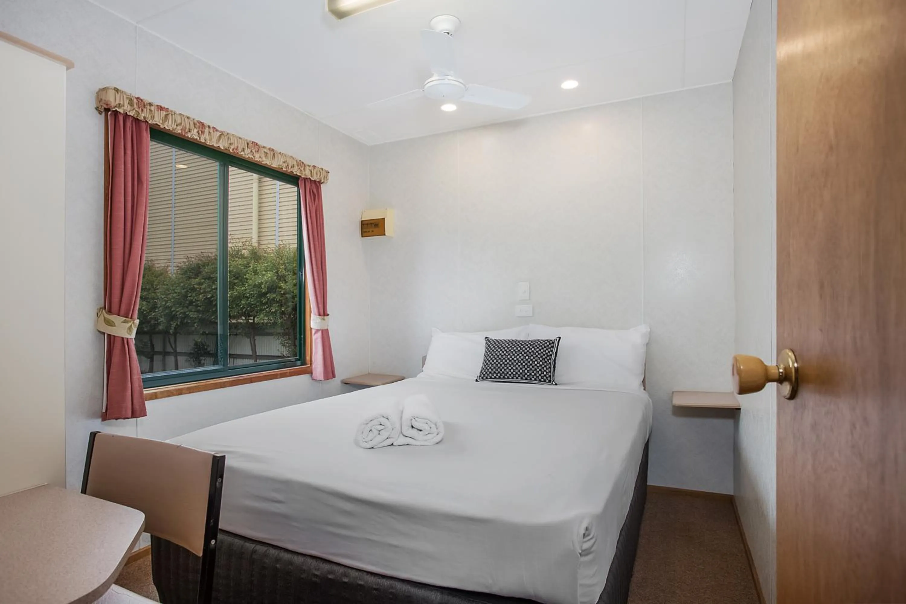 Bedroom, Bed in Hamilton Caravan Park