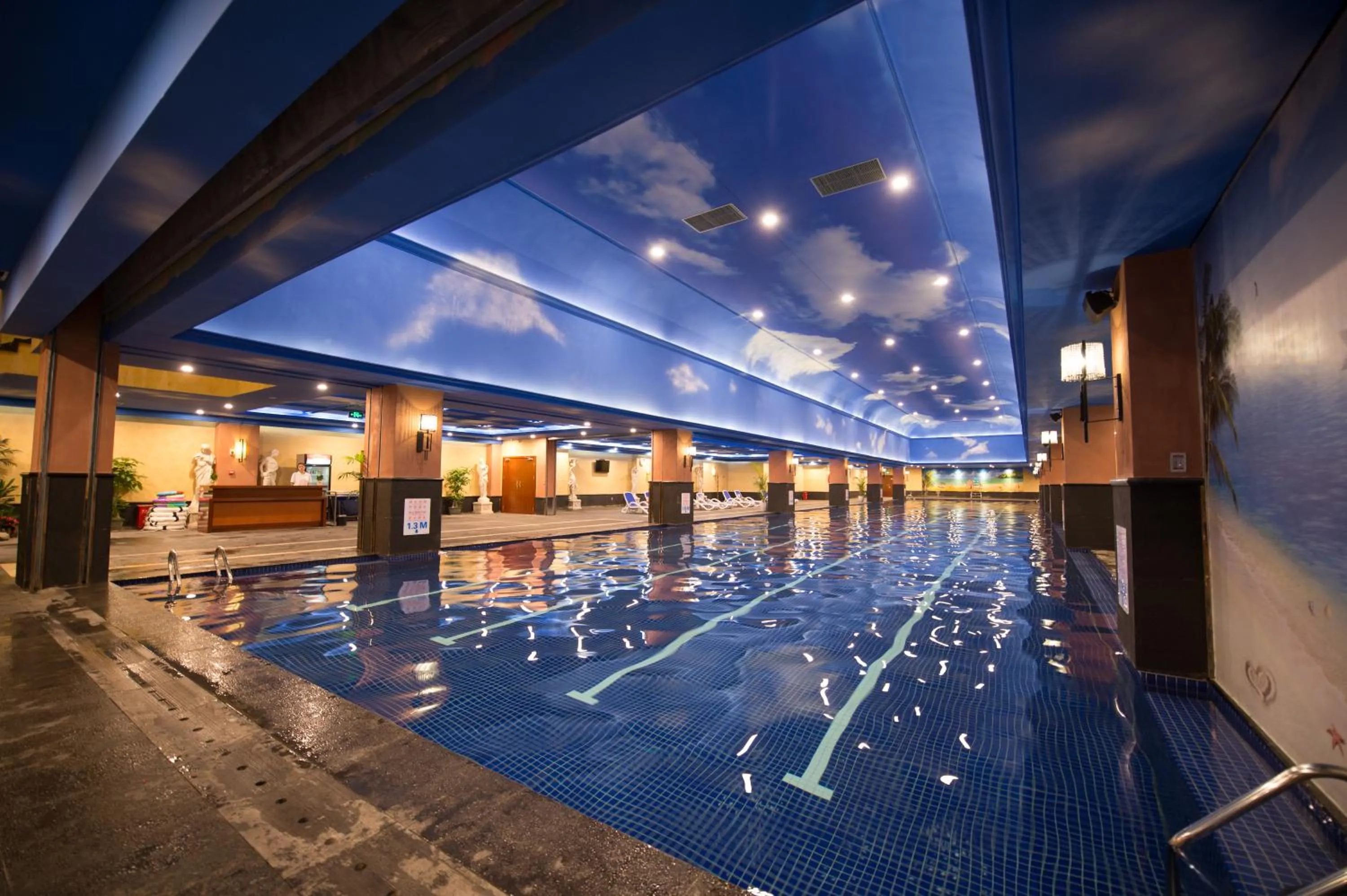 Swimming pool in Huachen International Hotel