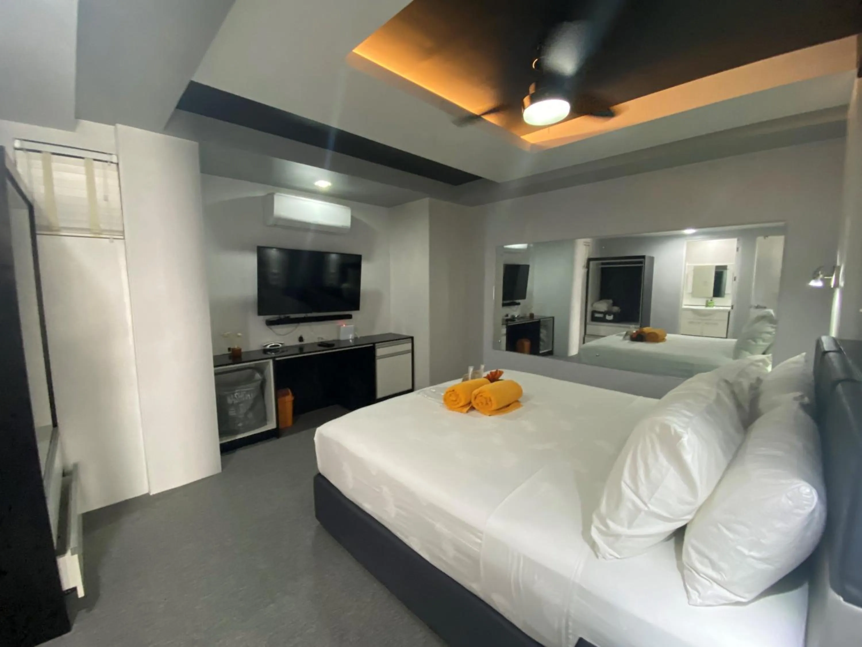 TV and multimedia, Bed in Lalaguna Villas Luxury Dive Resort and Spa