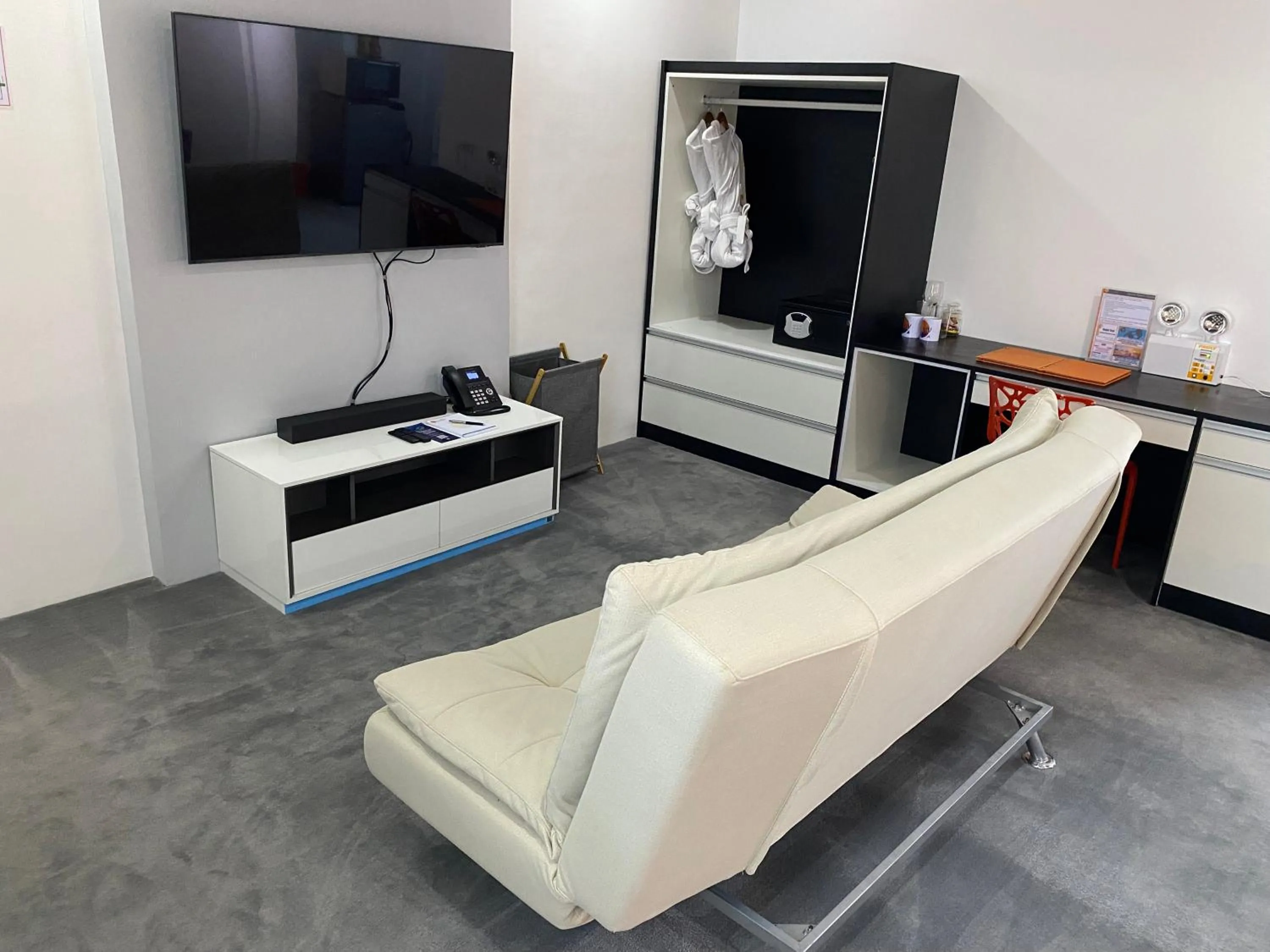 TV and multimedia in Lalaguna Villas Luxury Dive Resort and Spa