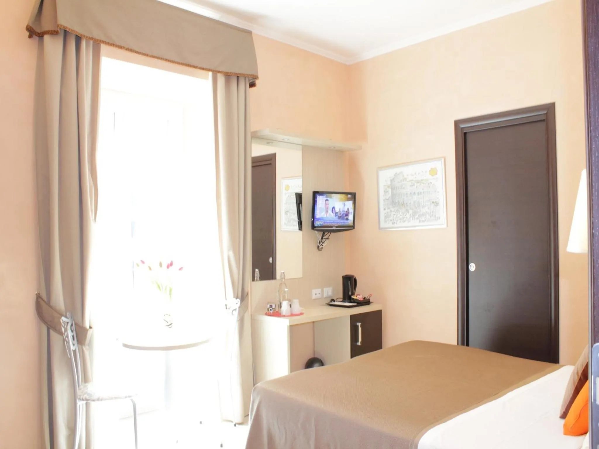 TV and multimedia, Bed in Candia Inn Vatican