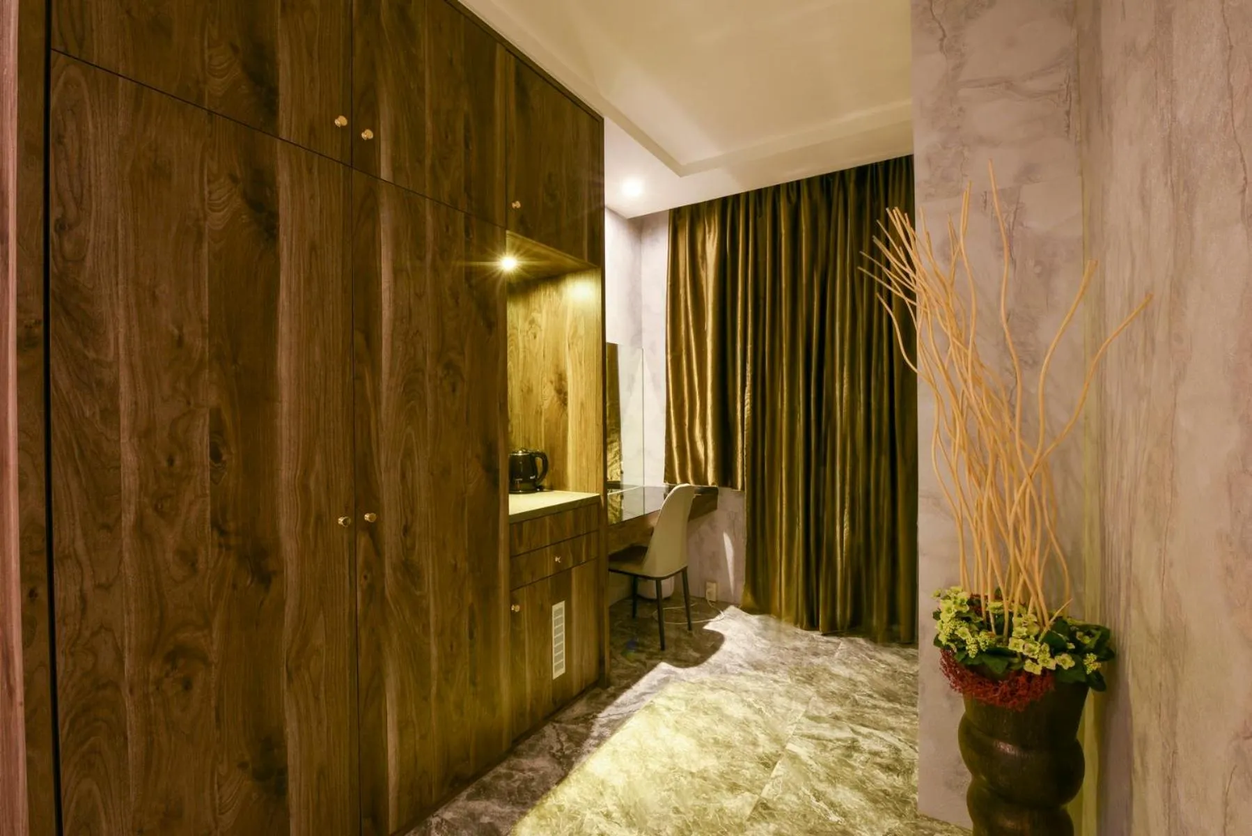 wardrobe in Belle Song Motel