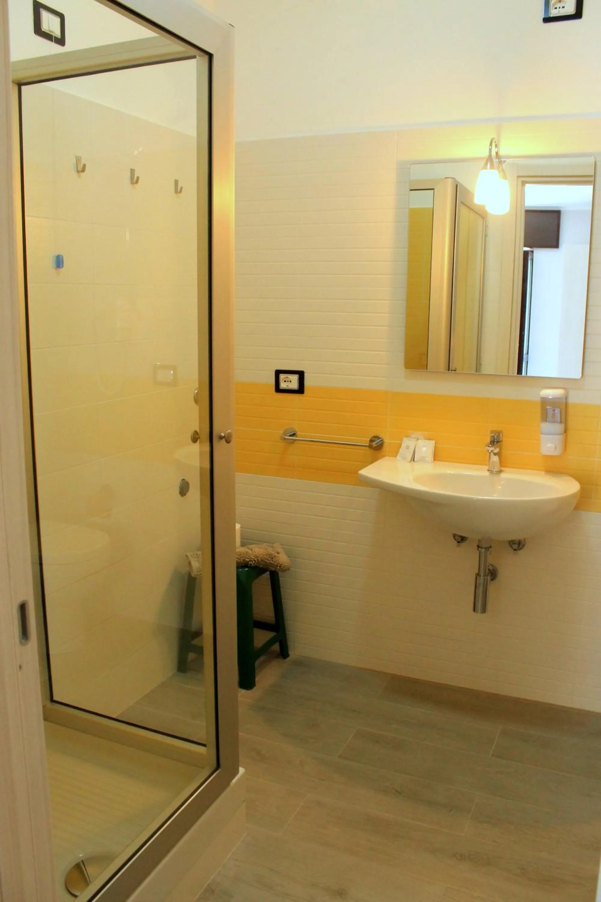 Shower in Meublé Leonetti