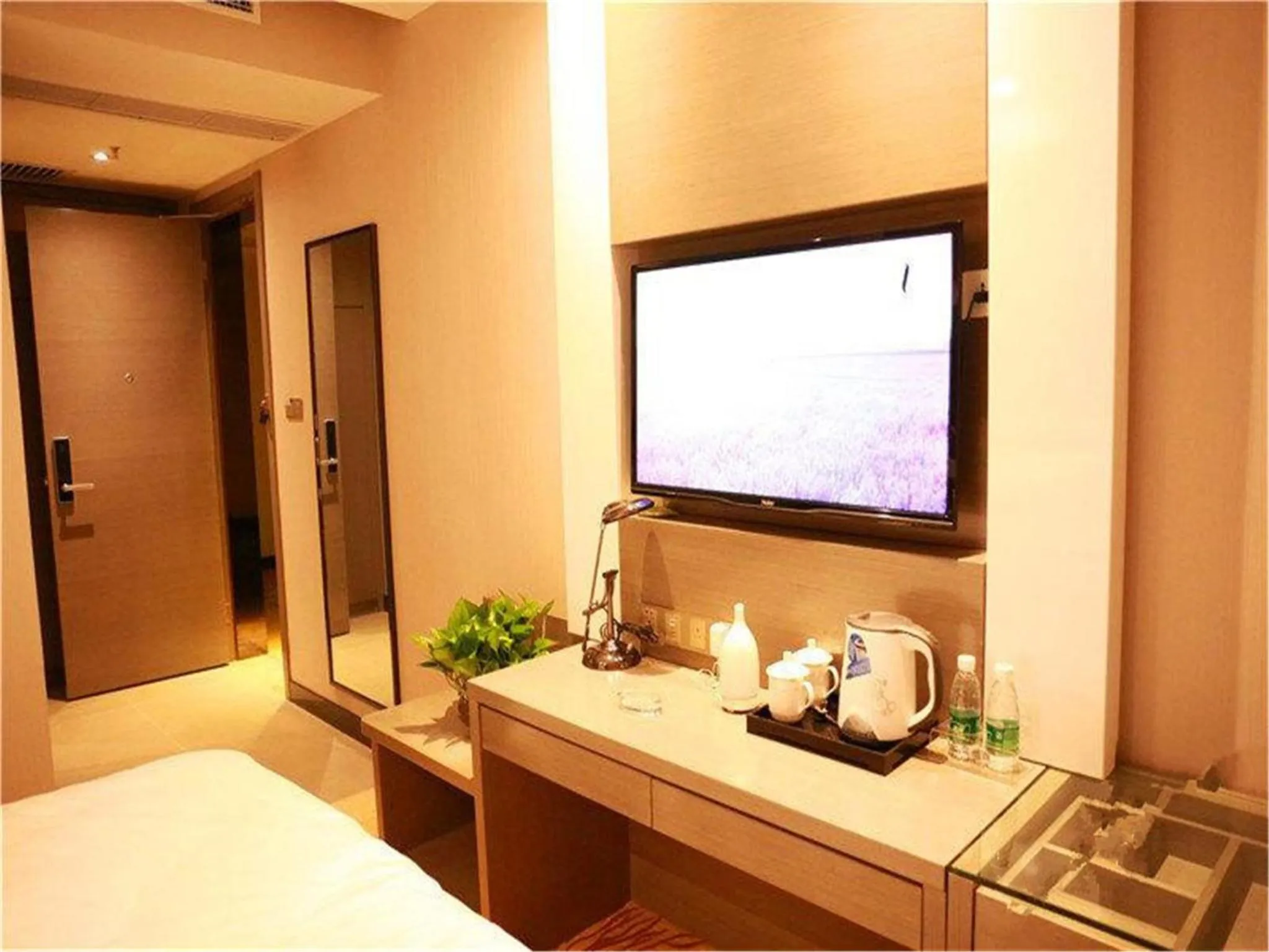 Decorative detail, Bed in Lavande Hotel Beijing Tongzhou Guoyuan