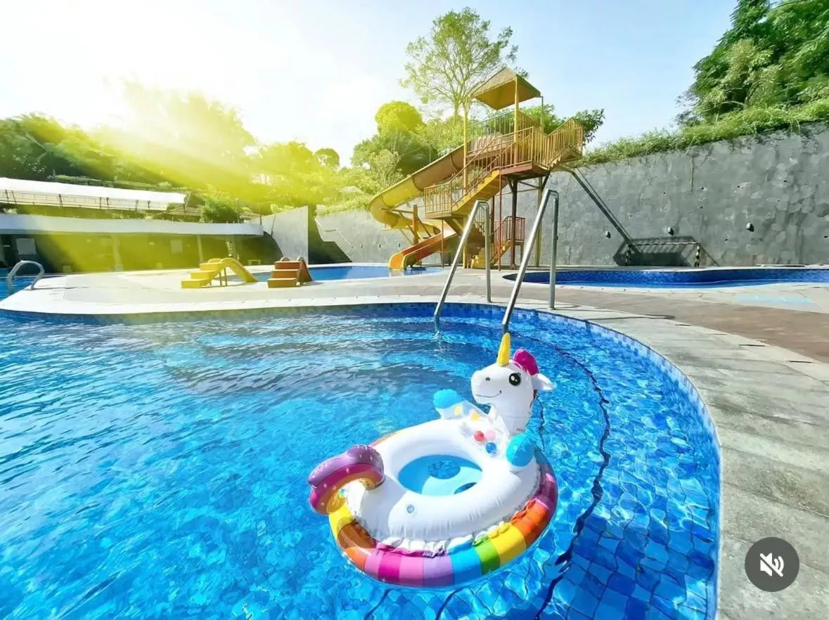 Swimming pool in Green Valley Resort Bandungan