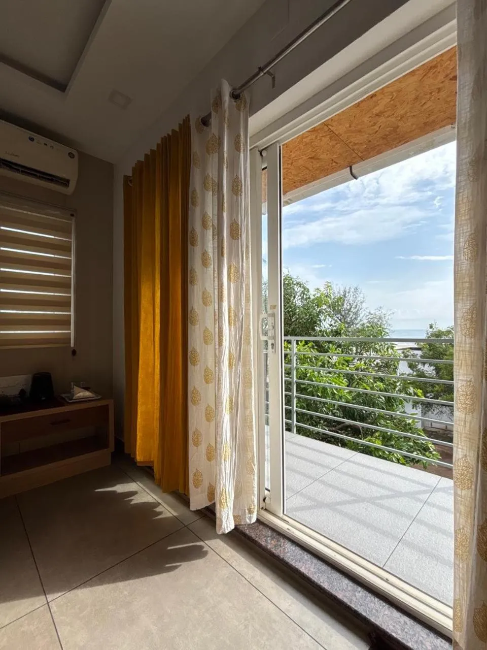 Deluxe Double Room with Bath - single occupancy in The Sea by Club Travalet