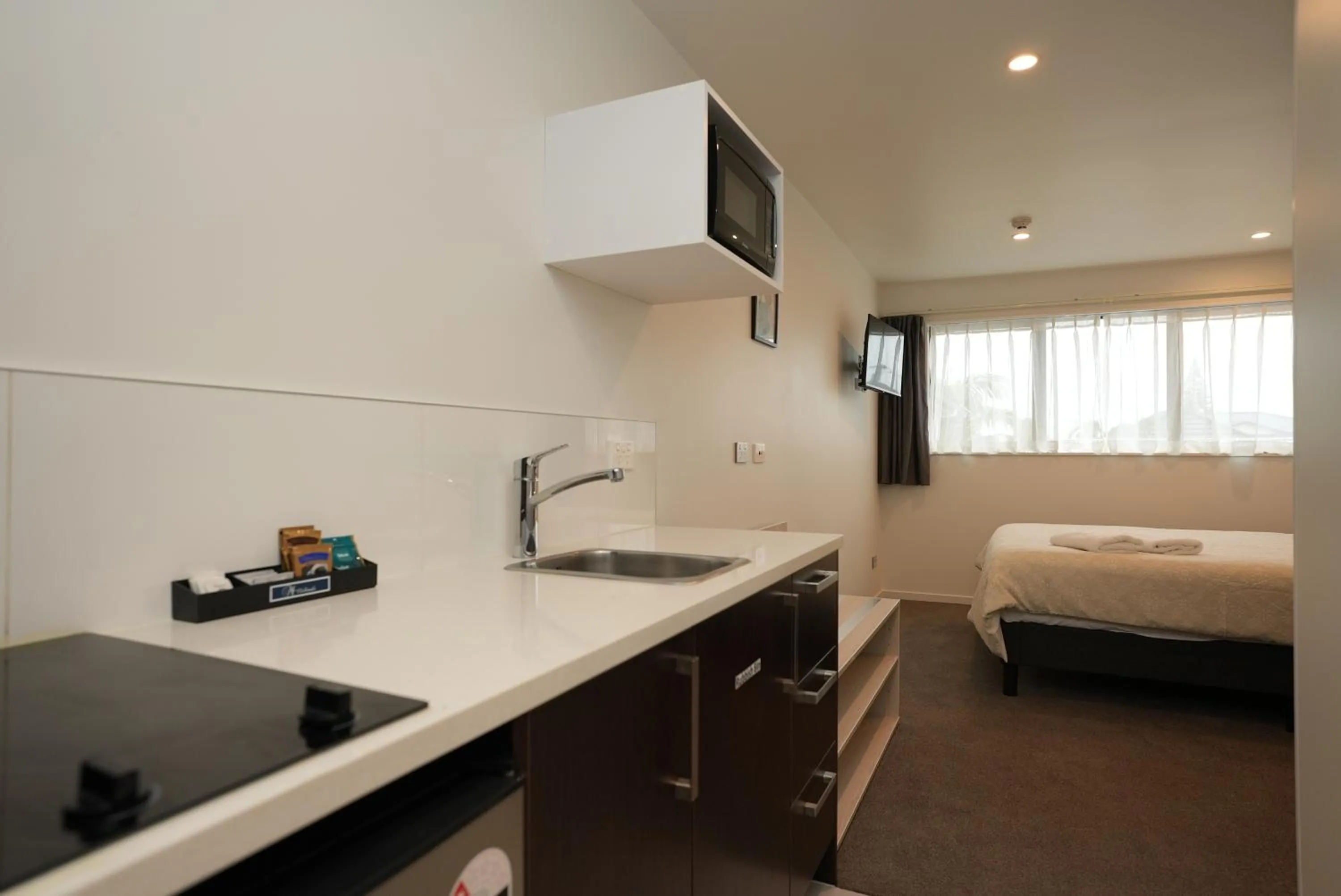 TV and multimedia, Bed in Airport Delight Motel