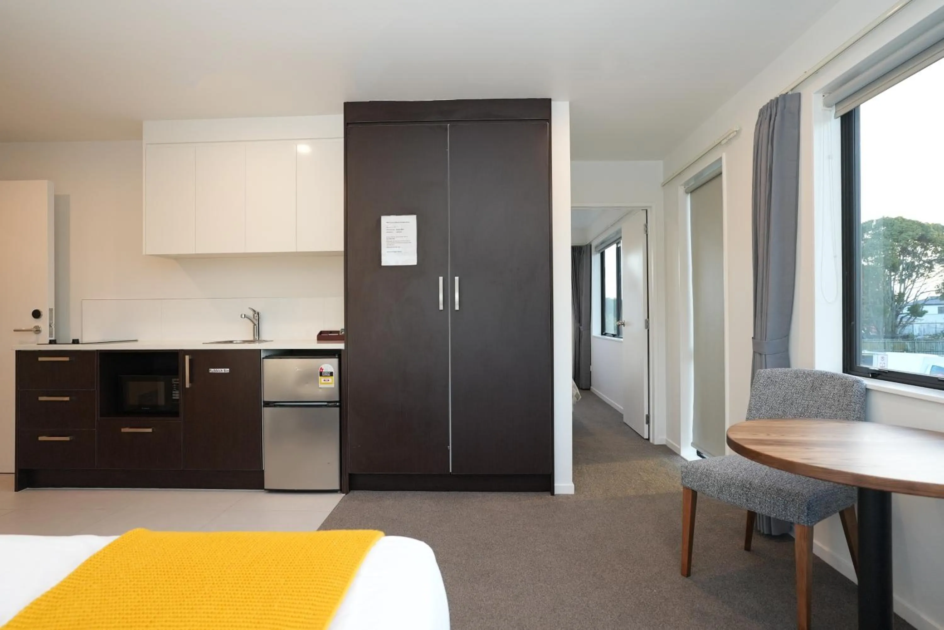 Dining area, Bed in Airport Delight Motel