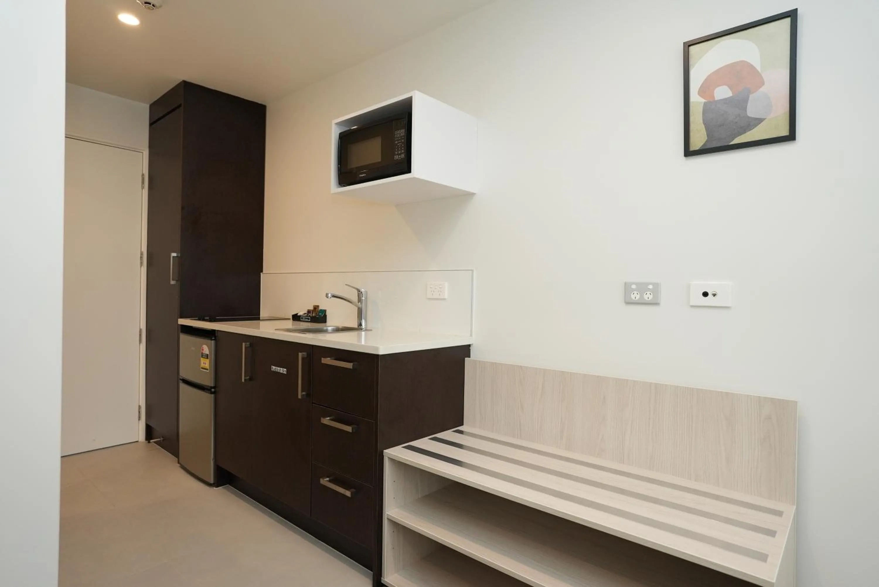 microwave in Airport Delight Motel