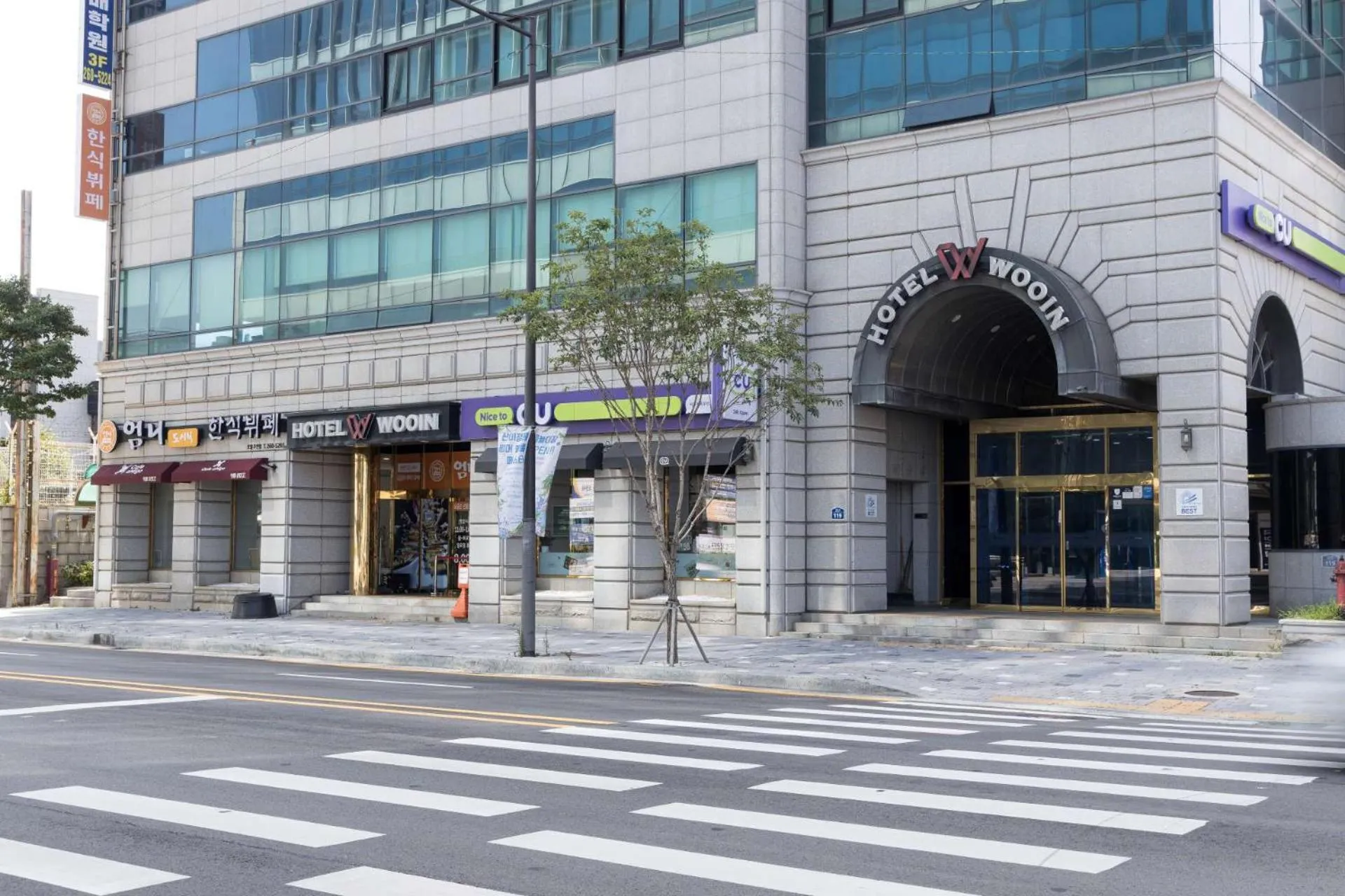 Facade/entrance in Hotel Wooin