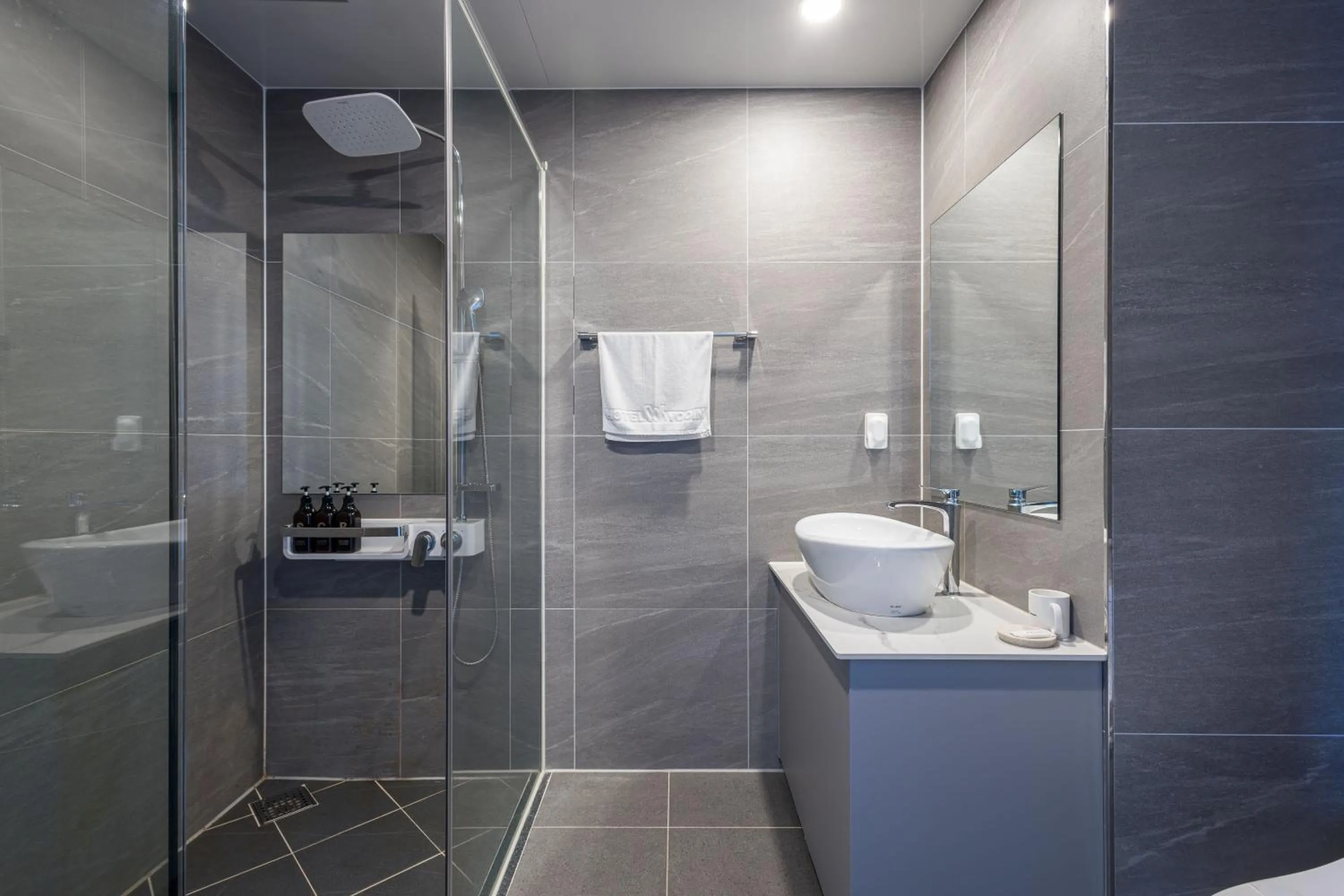 Shower in Hotel Wooin