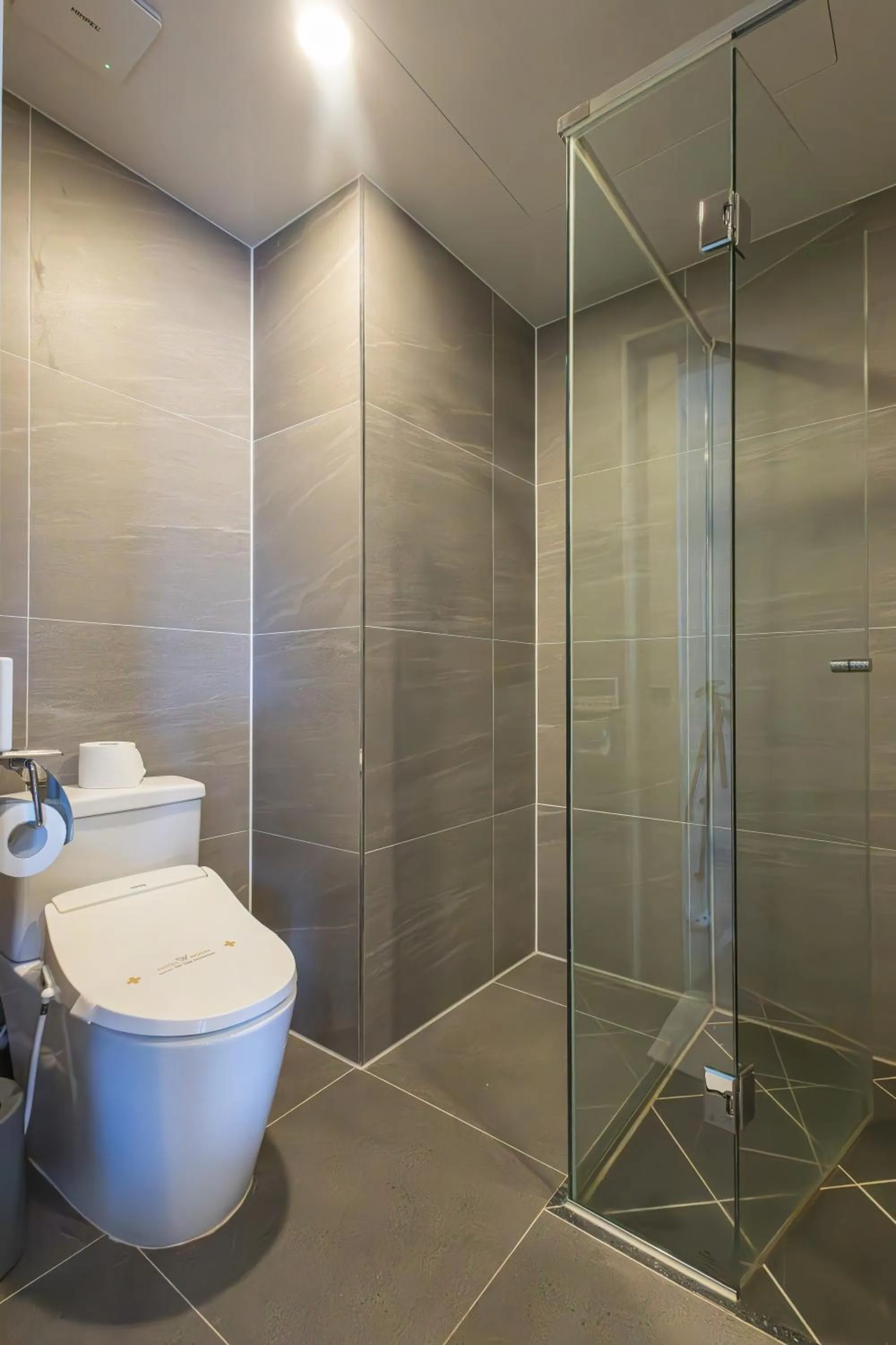 Shower in Hotel Wooin