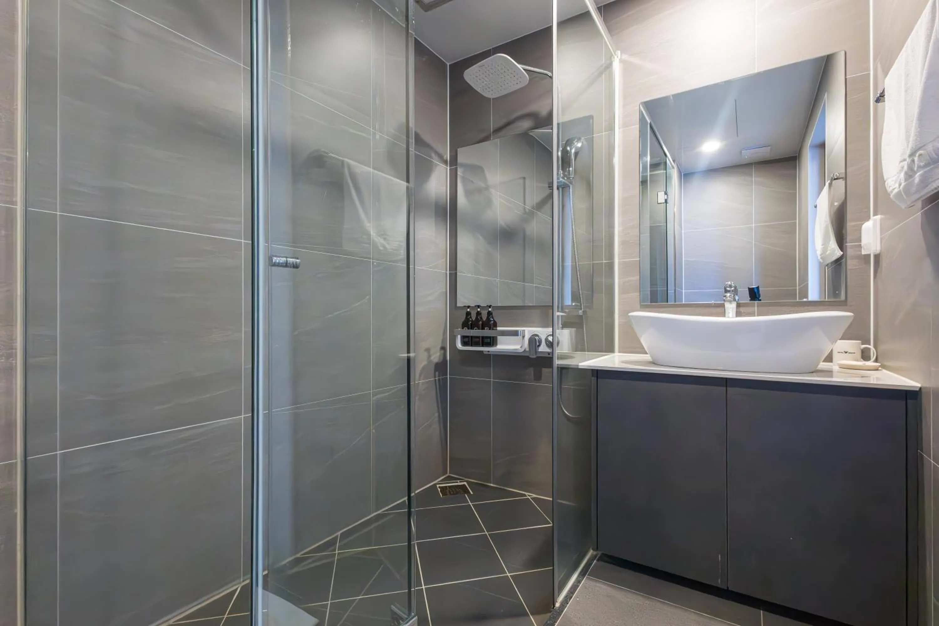 Shower in Hotel Wooin