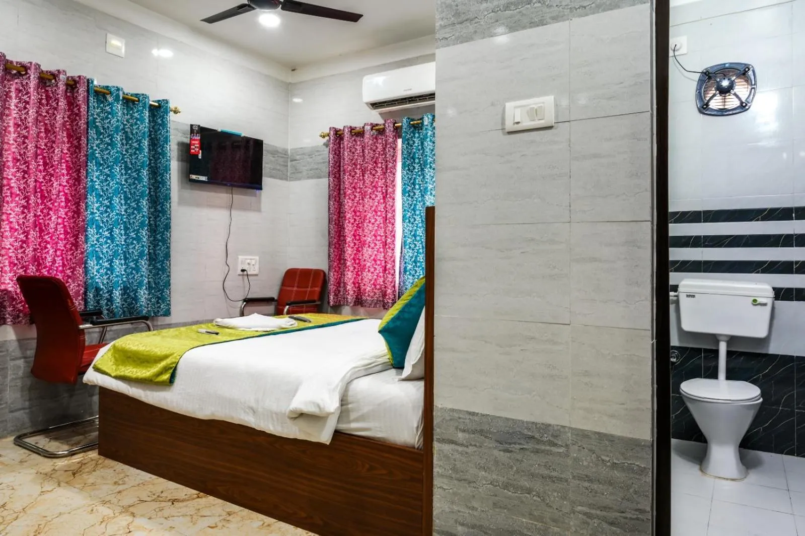 Bed in Hotel Mirka Plaza