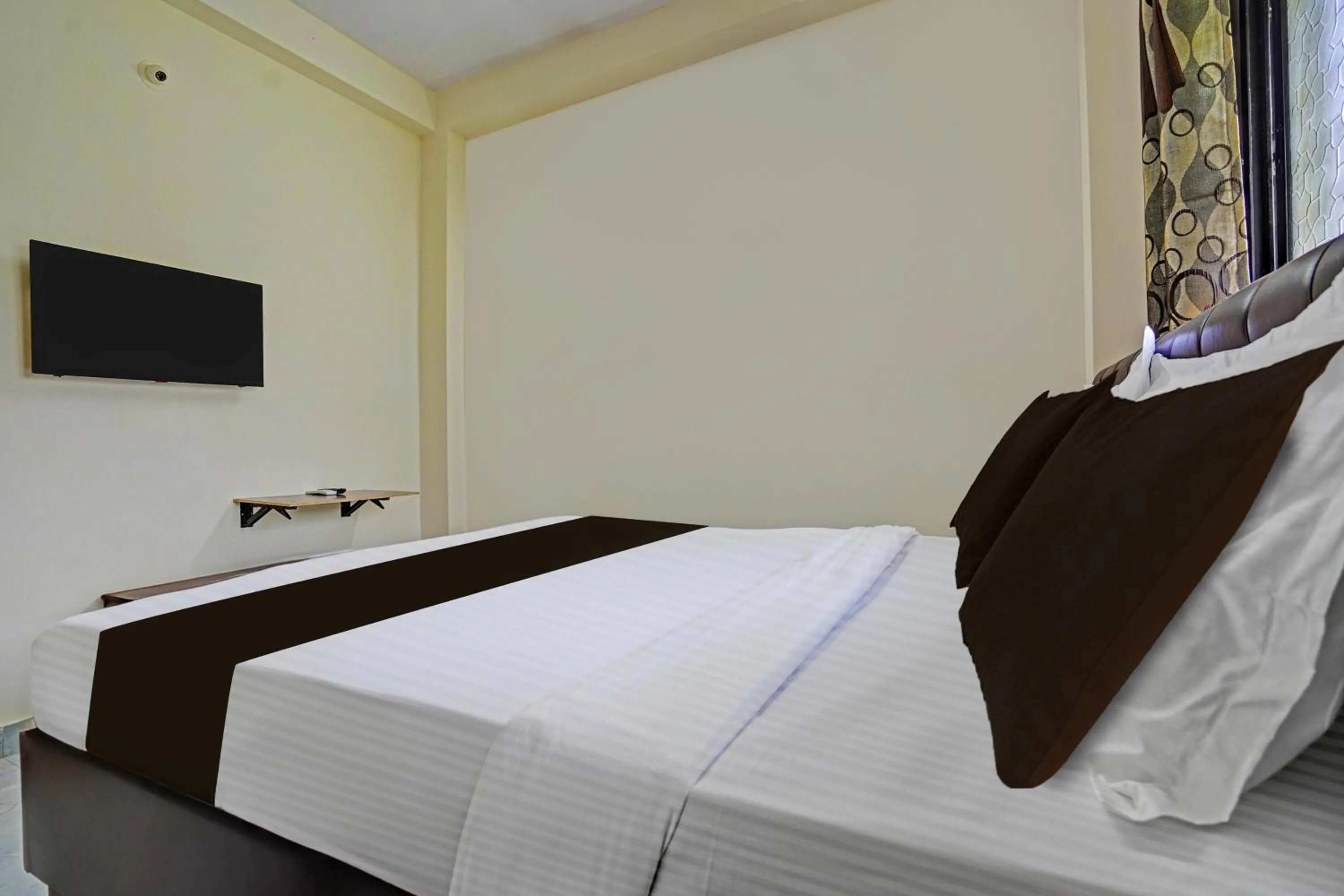Bedroom, Bed in Super Hotel O CRPF Crossway Formerly V7 Inn Service Apartment