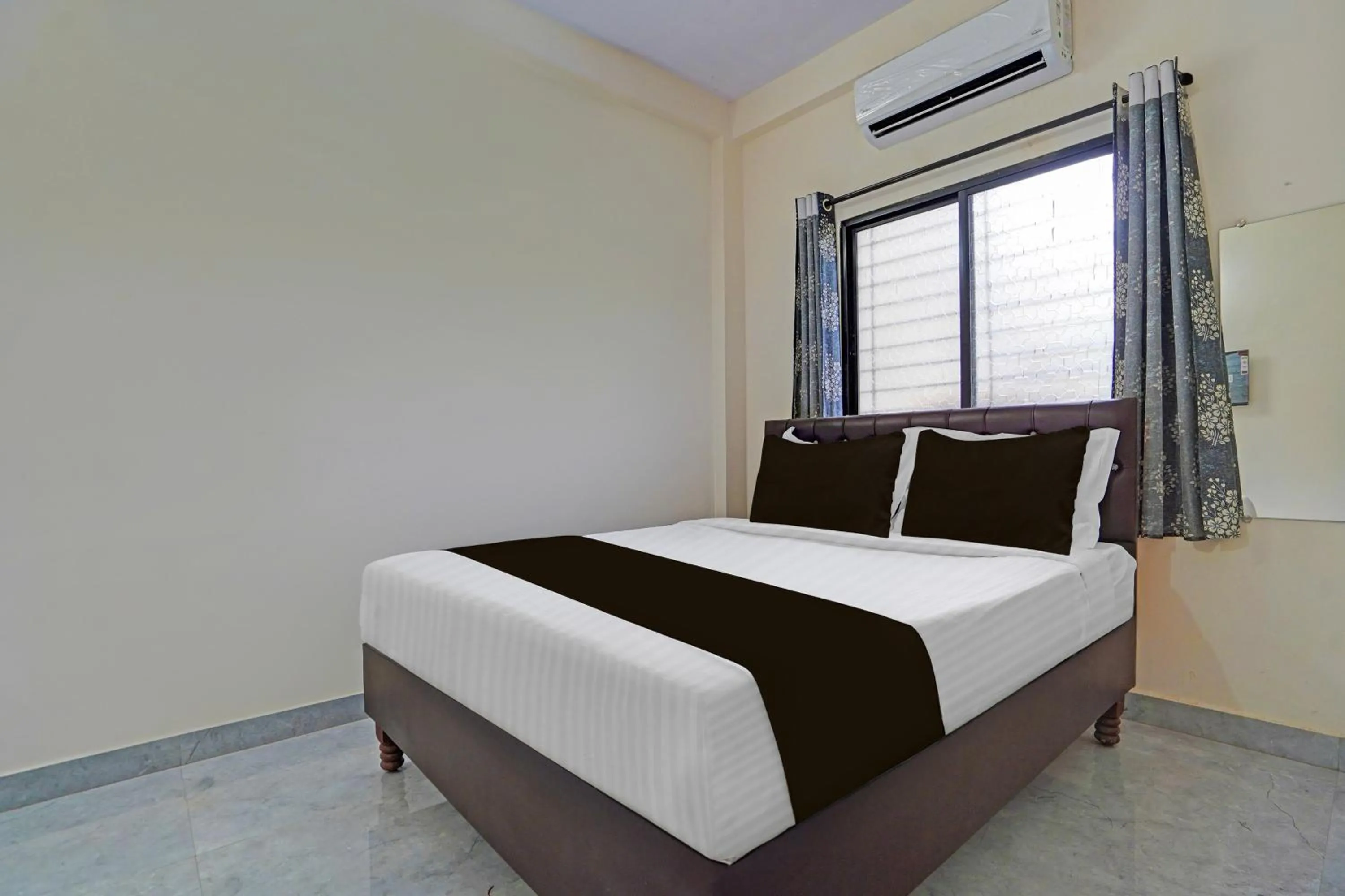 Bedroom, Bed in Super Hotel O CRPF Crossway Formerly V7 Inn Service Apartment