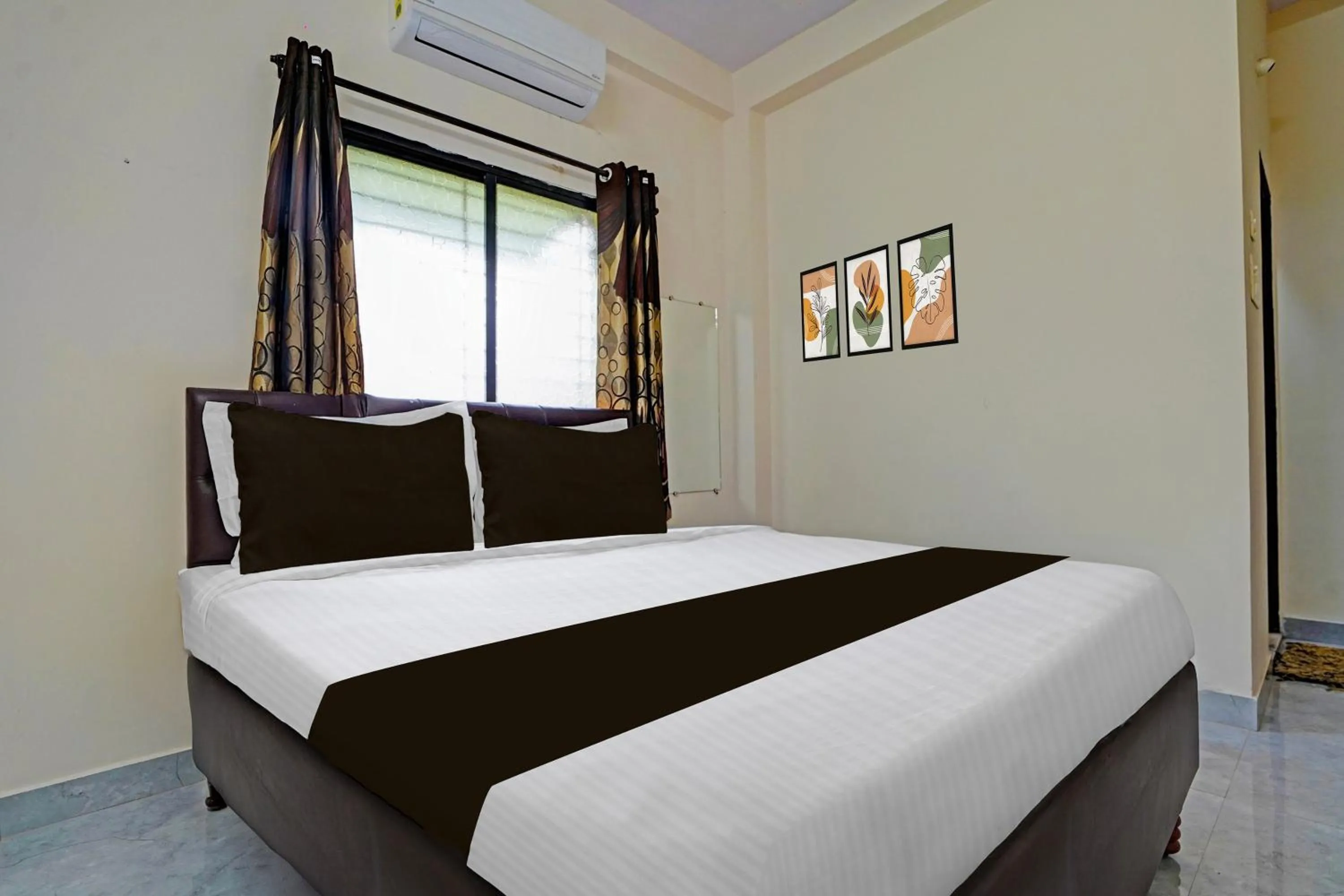 Bedroom, Bed in Super Hotel O CRPF Crossway Formerly V7 Inn Service Apartment