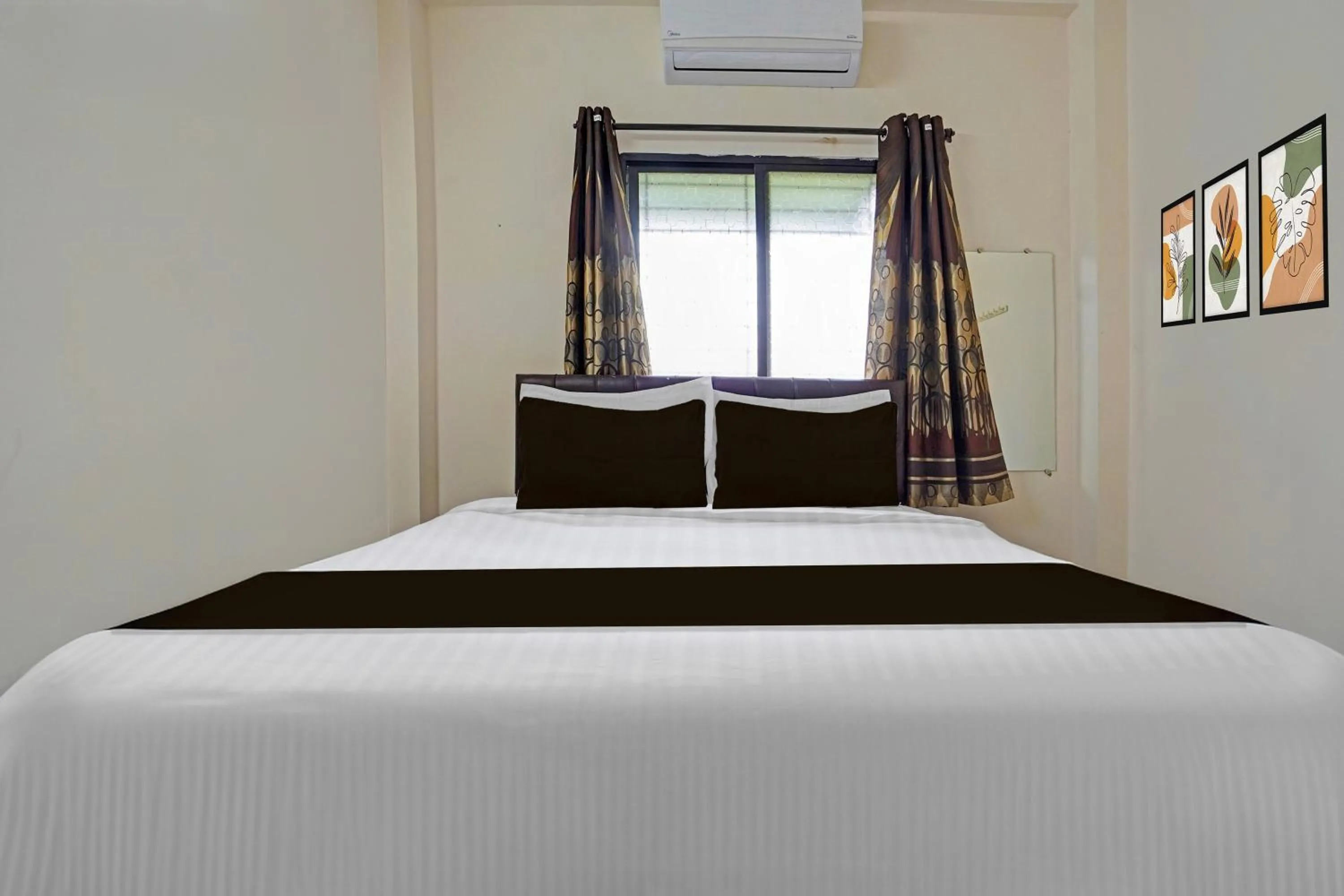 Bedroom, Bed in Super Hotel O CRPF Crossway Formerly V7 Inn Service Apartment