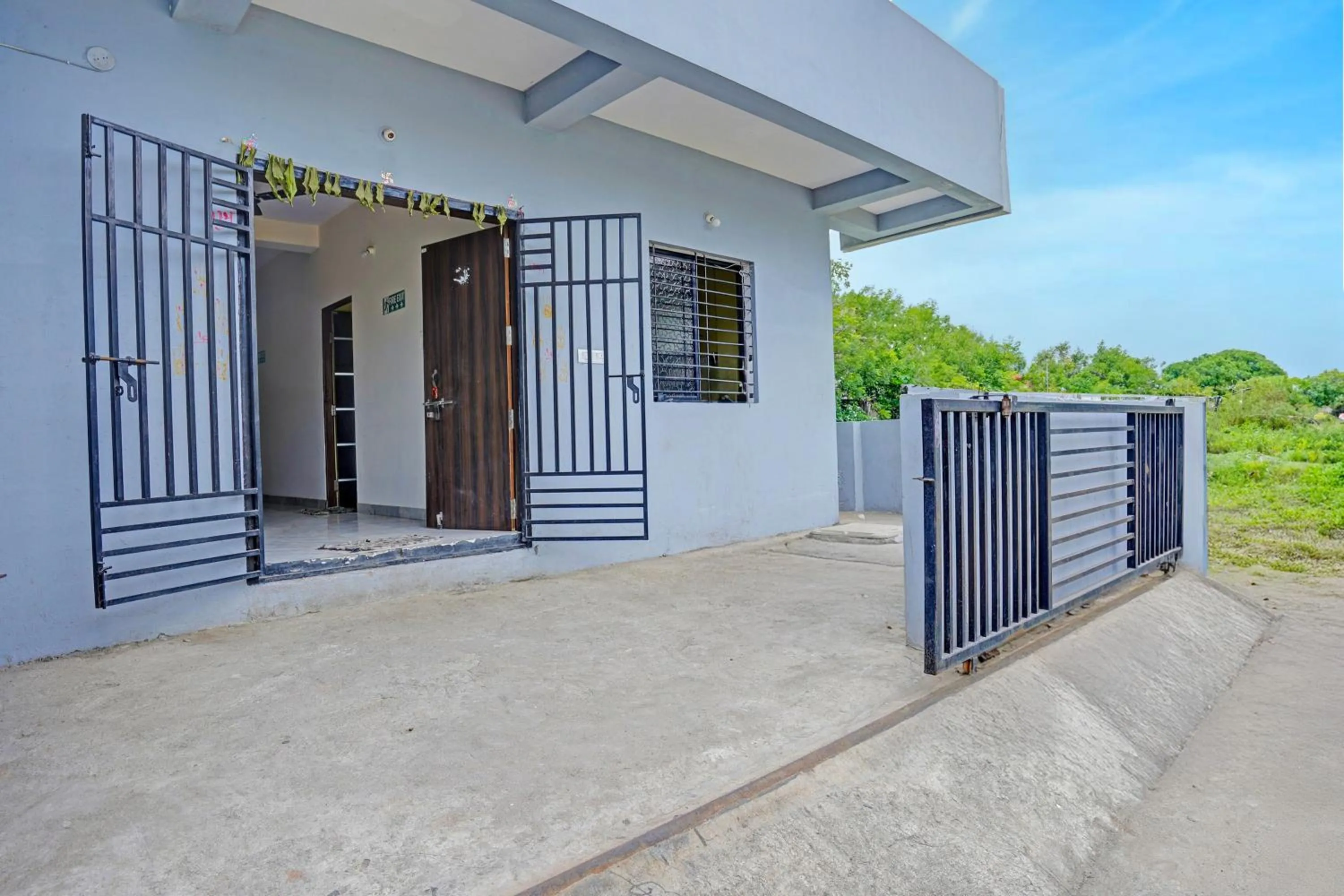 Facade/entrance in Super Hotel O CRPF Crossway Formerly V7 Inn Service Apartment