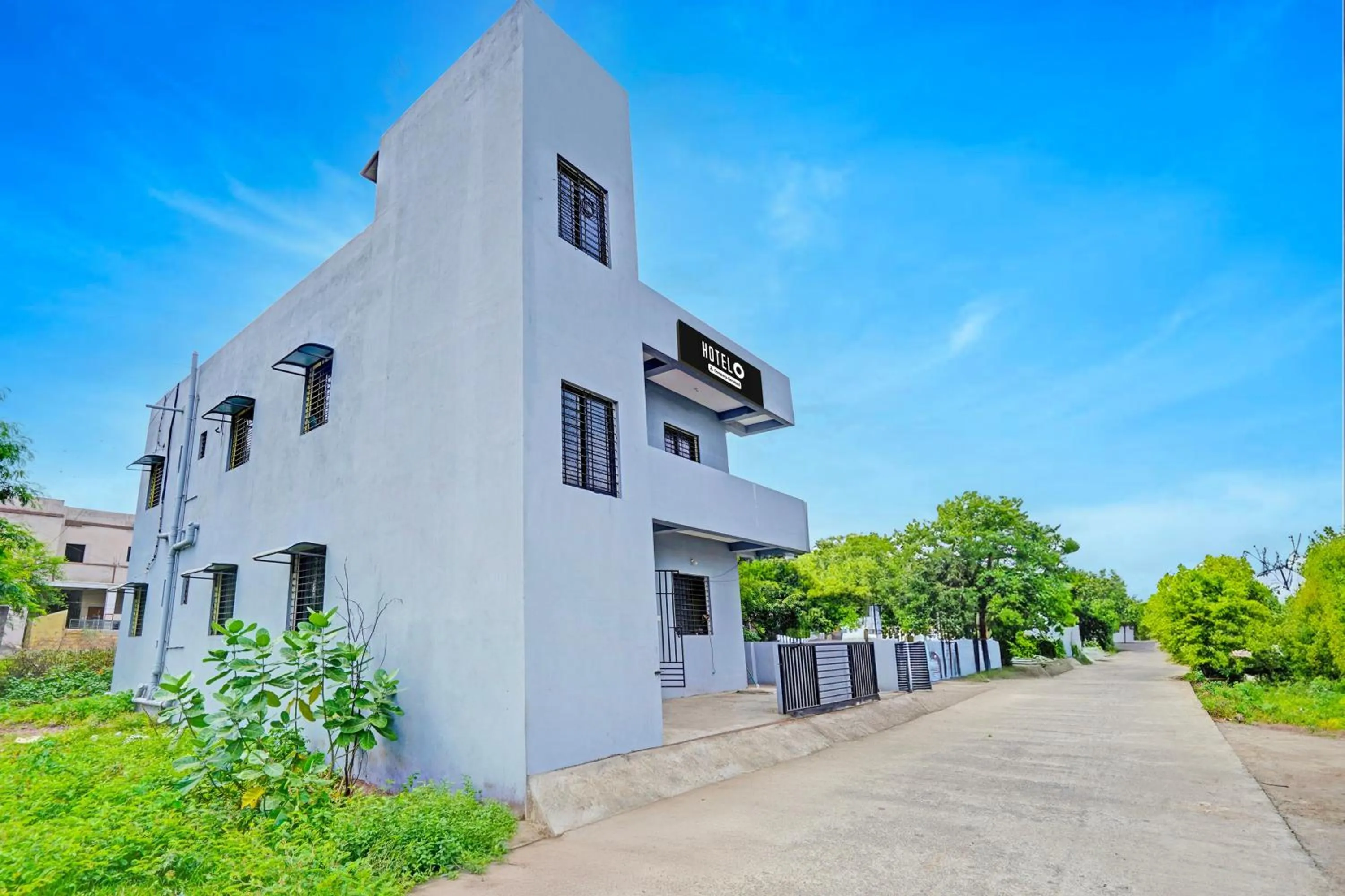 Facade/entrance in Super Hotel O CRPF Crossway Formerly V7 Inn Service Apartment