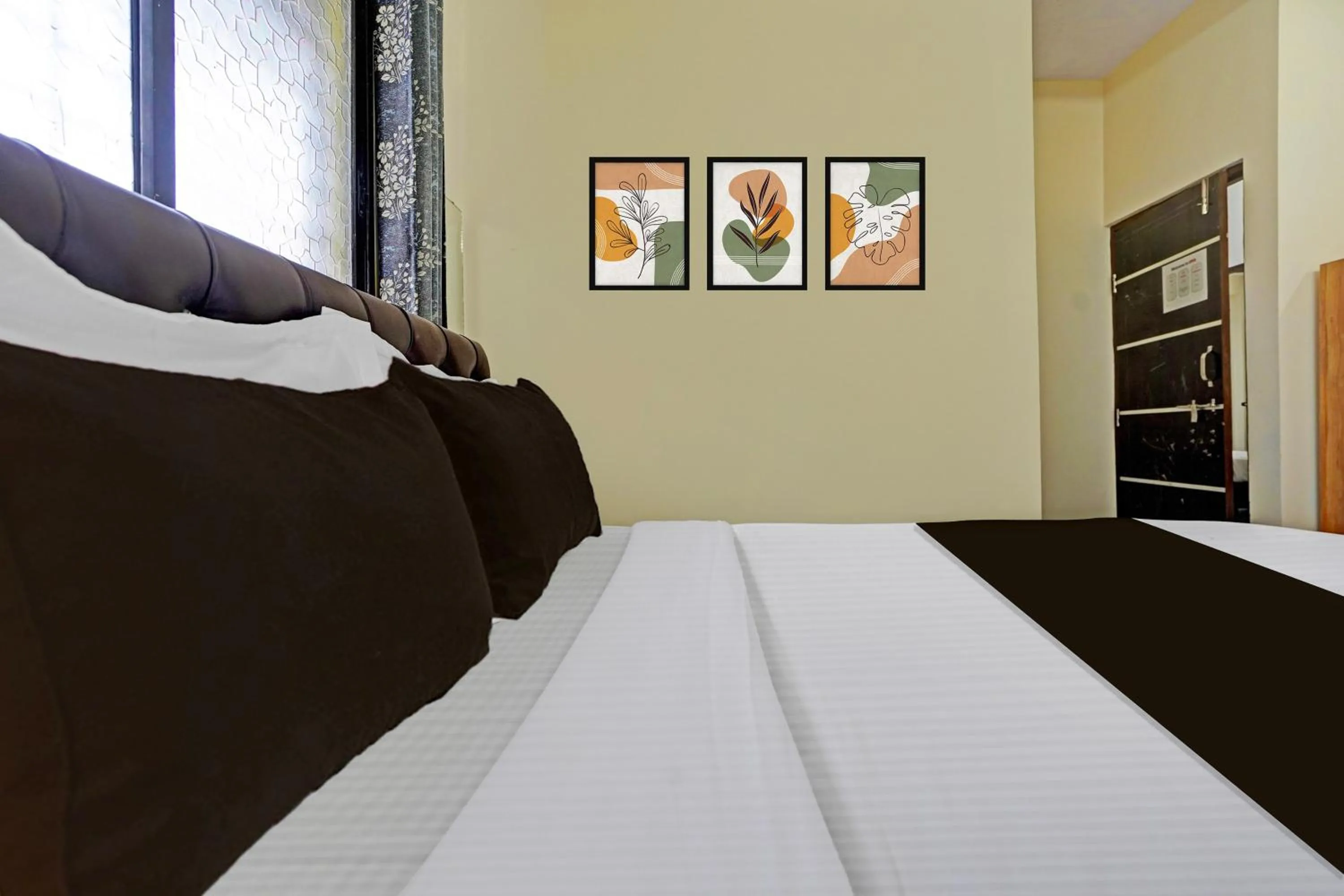 Bedroom, Bed in Super Hotel O CRPF Crossway Formerly V7 Inn Service Apartment