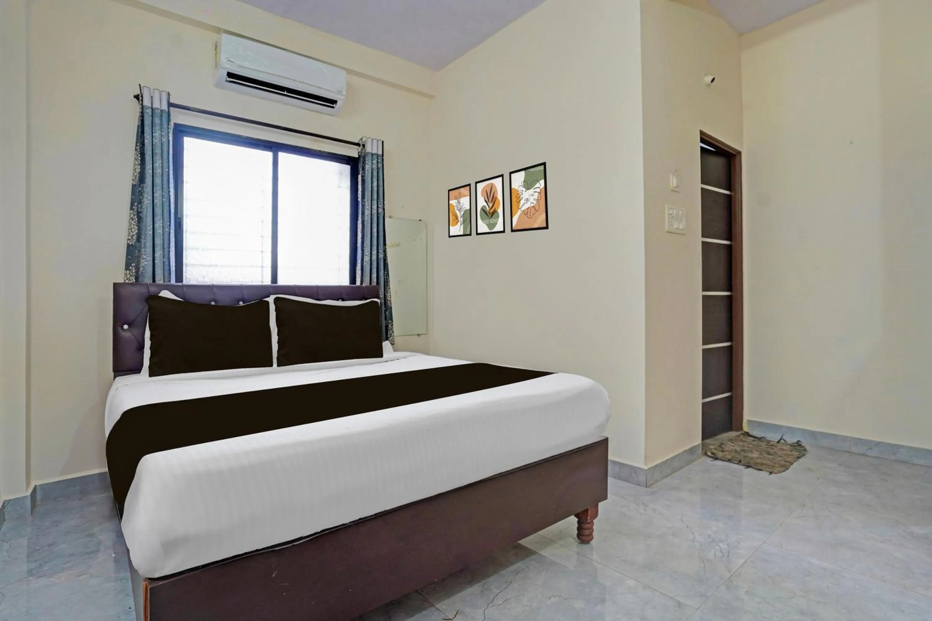 Bedroom, Bed in Super Hotel O CRPF Crossway Formerly V7 Inn Service Apartment