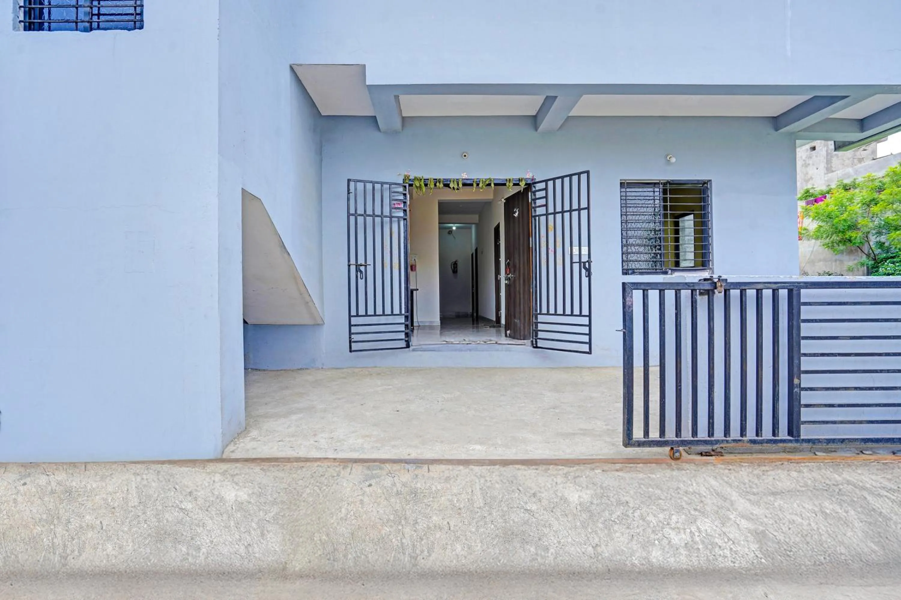 Facade/entrance in Super Hotel O CRPF Crossway Formerly V7 Inn Service Apartment