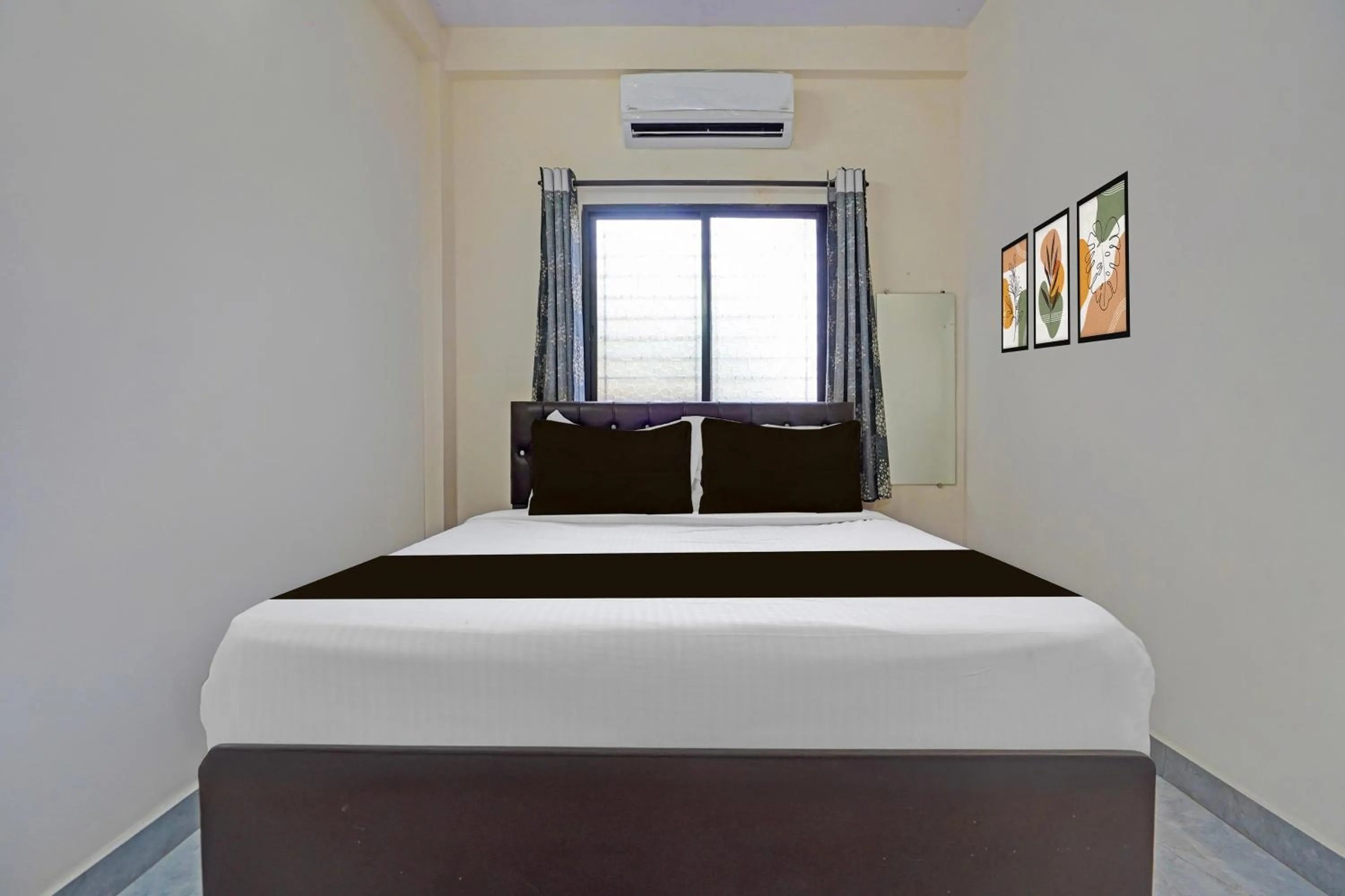 Bedroom, Bed in Super Hotel O CRPF Crossway Formerly V7 Inn Service Apartment