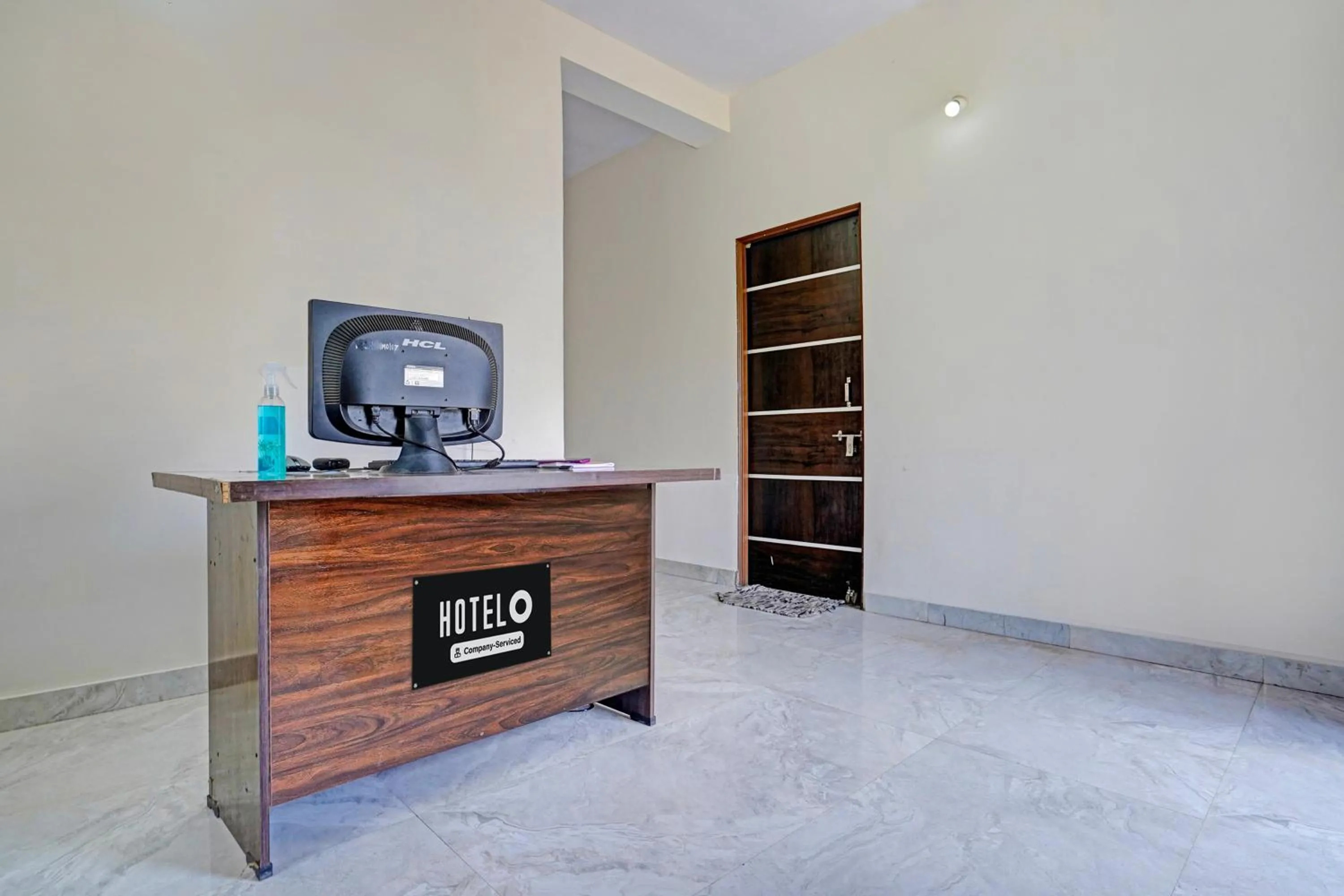 Lobby or reception in Super Hotel O CRPF Crossway Formerly V7 Inn Service Apartment