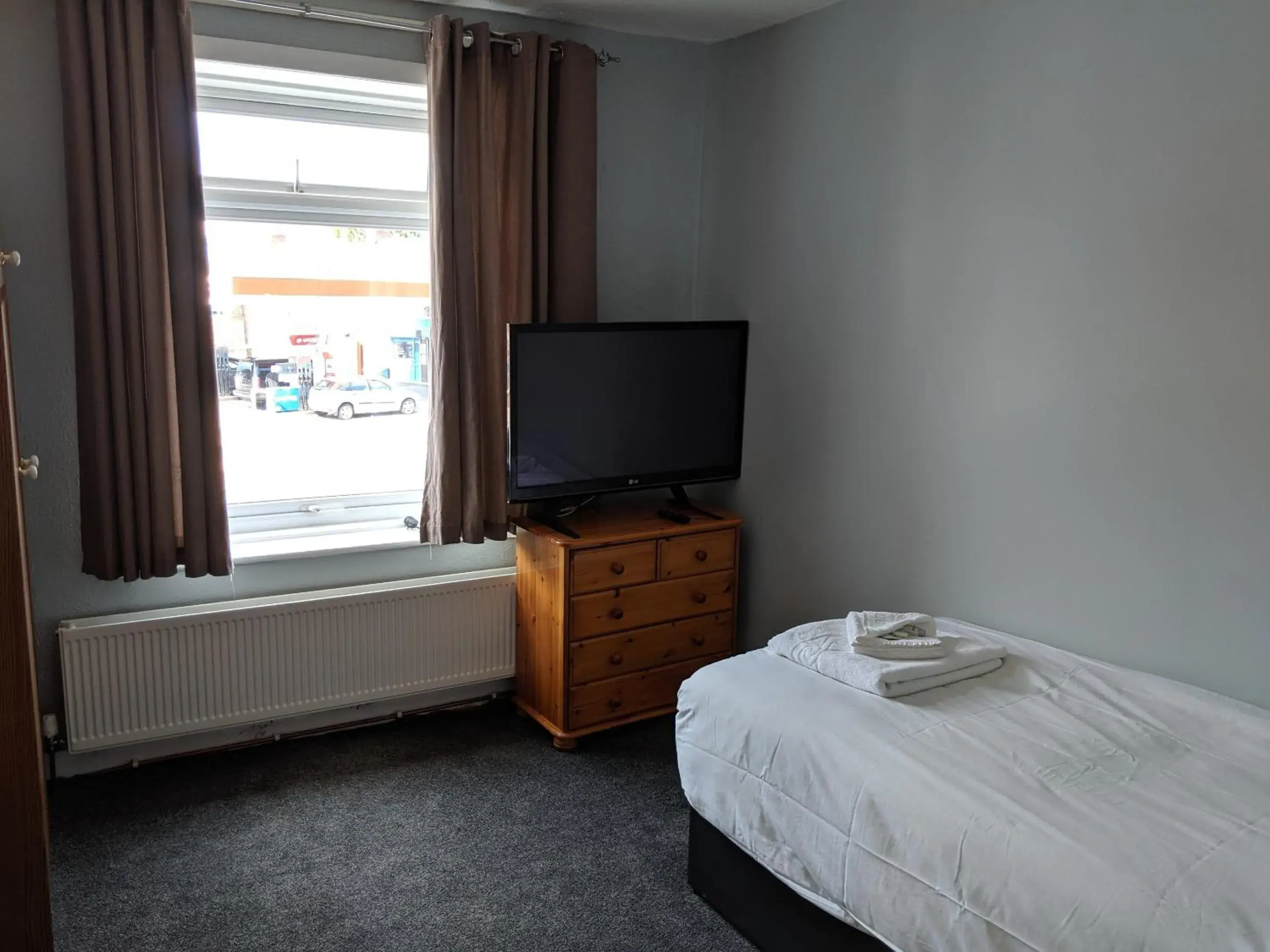 Bedroom, Bed in The Queens Head Bedroom, Bed in The Queens Head