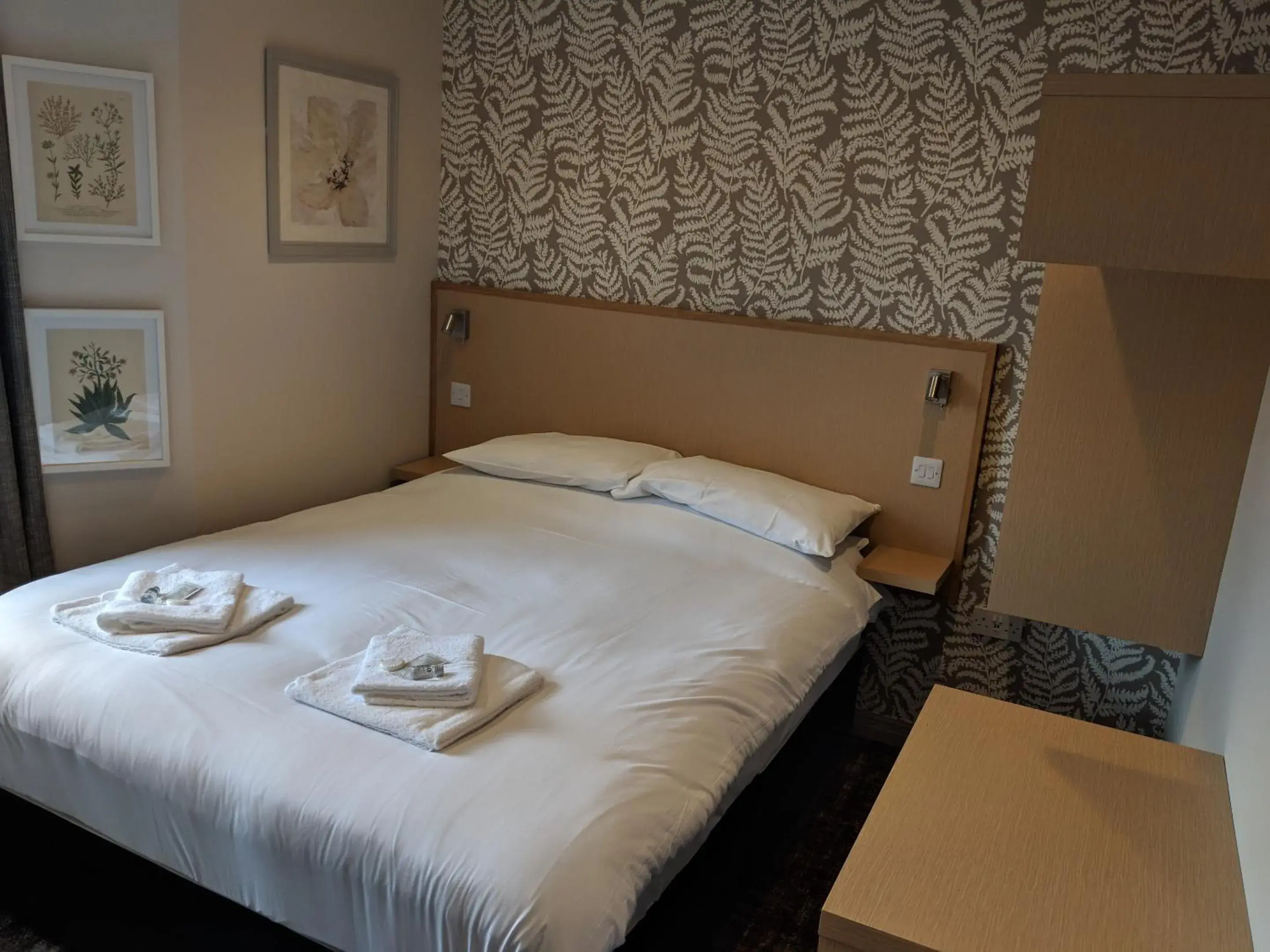 Bathroom, Bed in The Queens Head Bathroom, Bed in The Queens Head