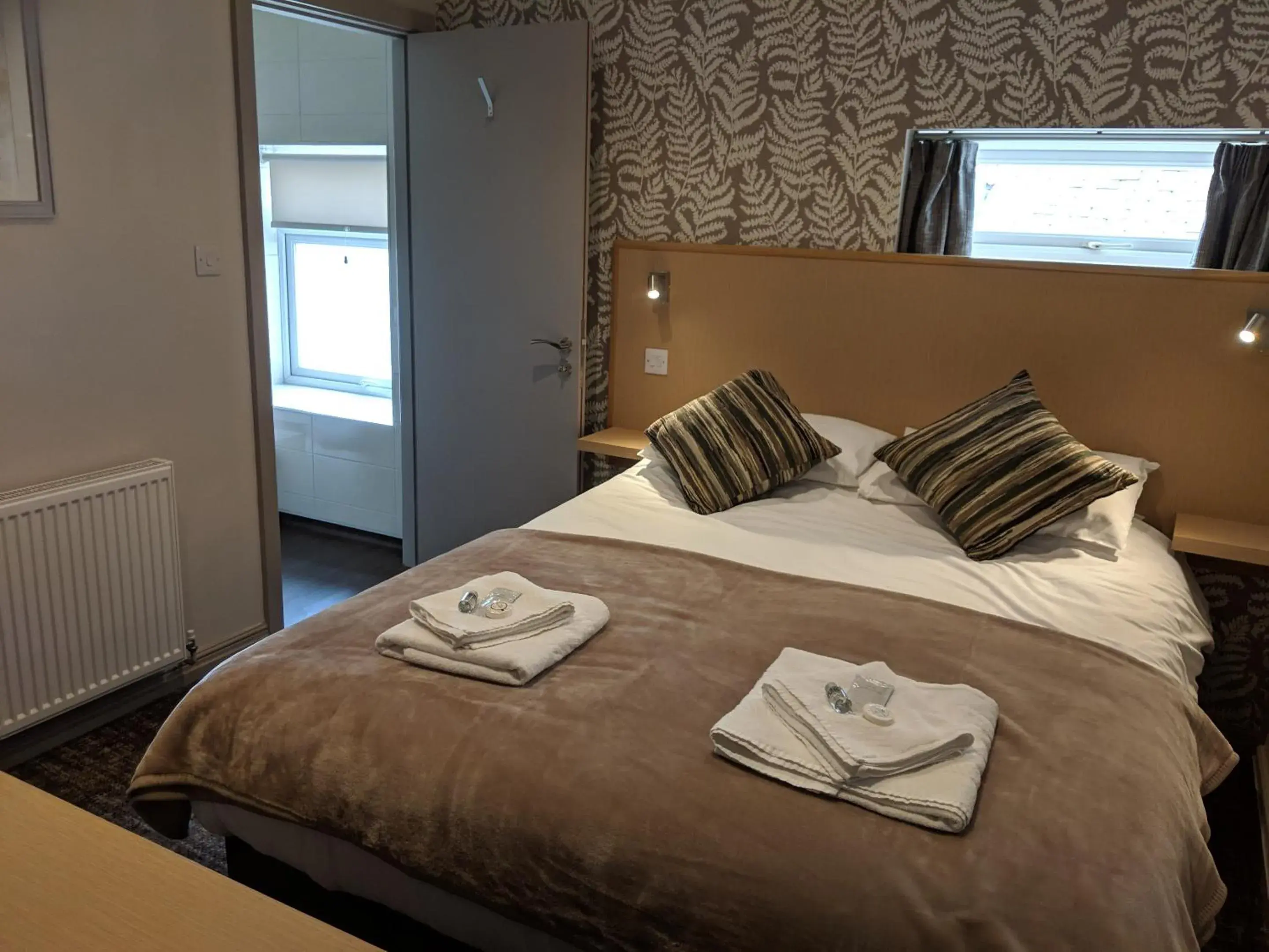 Bedroom, Bed in The Queens Head Bedroom, Bed in The Queens Head