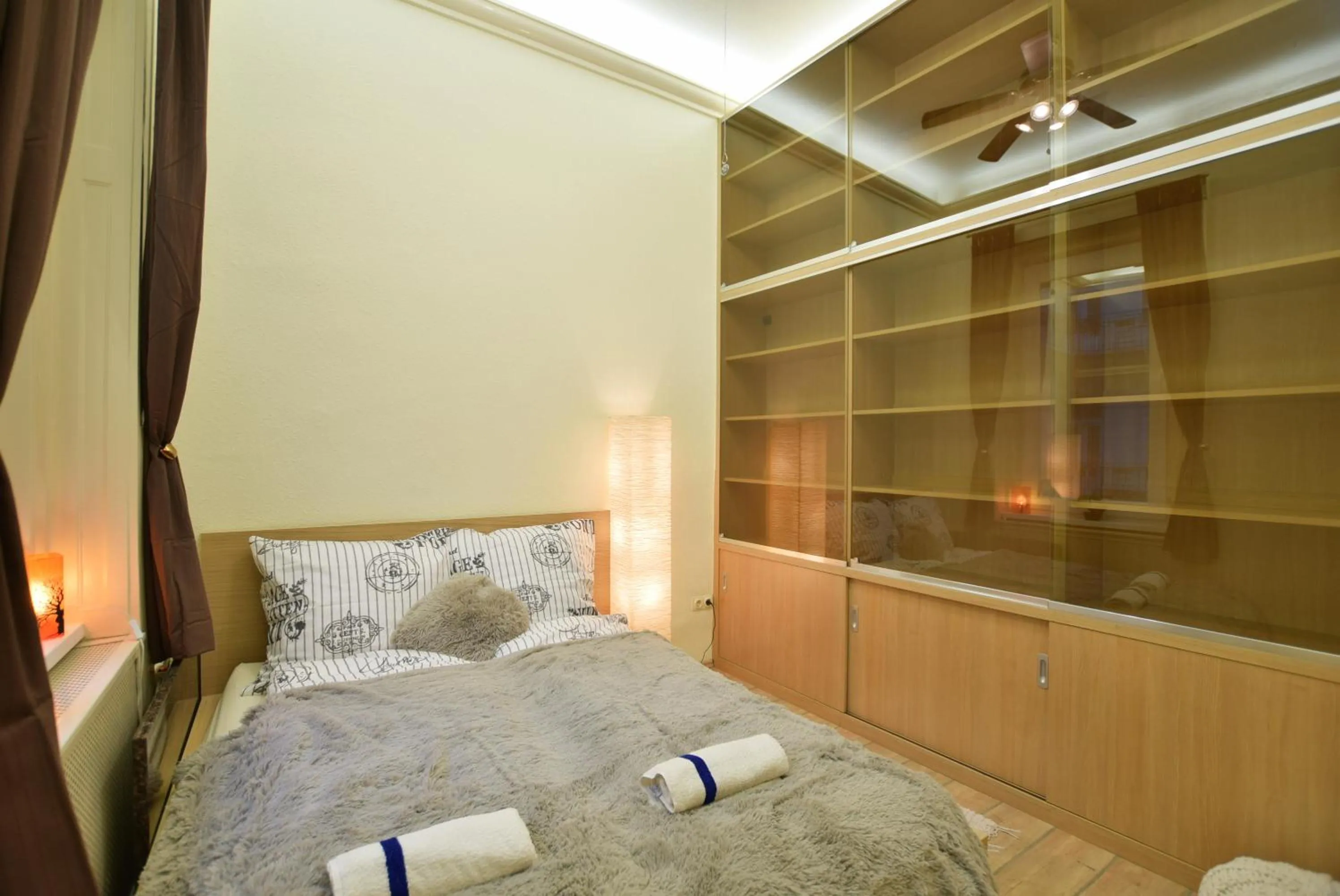 Bed in Ultra Central Apartment at Synagogue