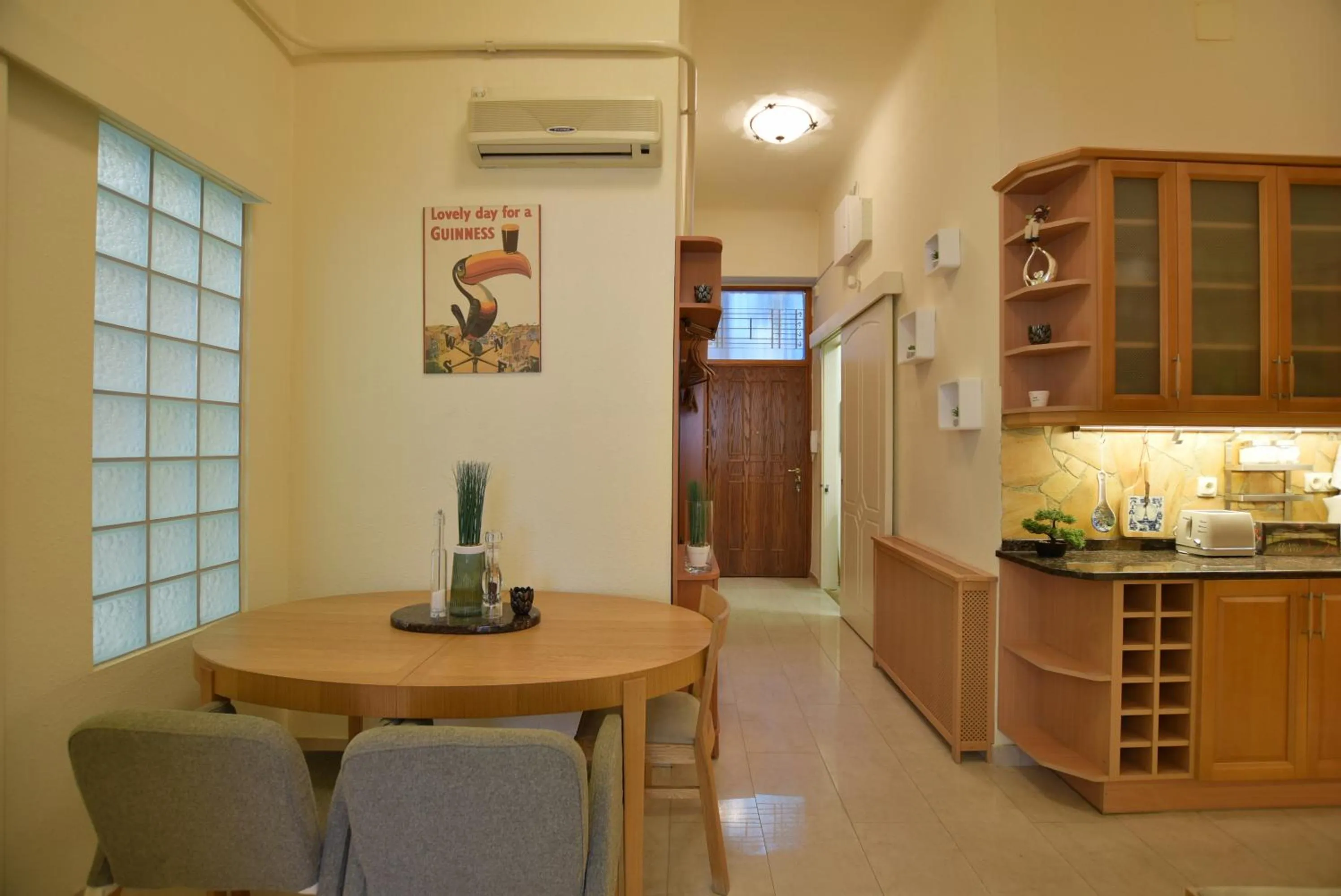 Kitchen or kitchenette in Ultra Central Apartment at Synagogue
