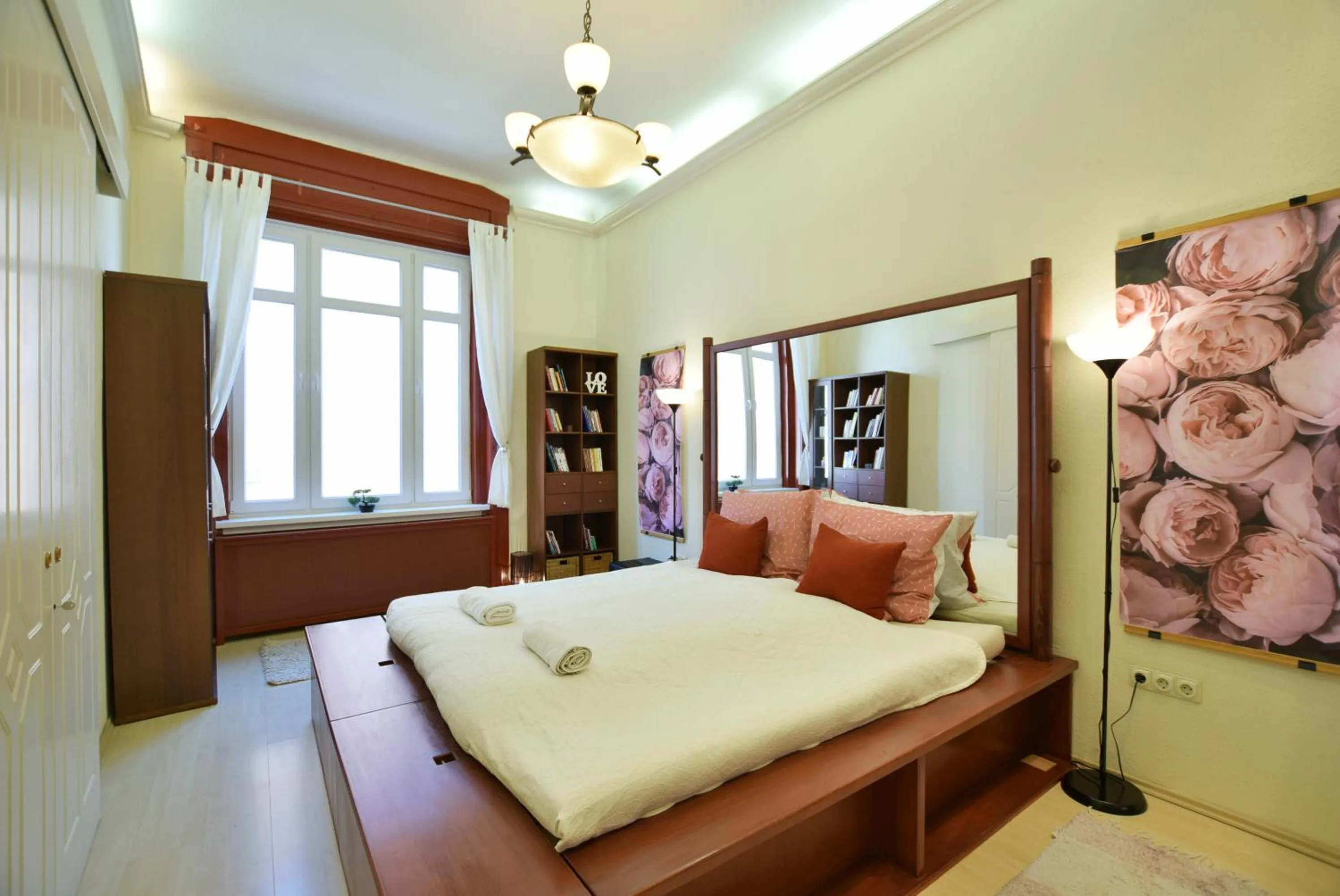 Bed in Ultra Central Apartment at Synagogue