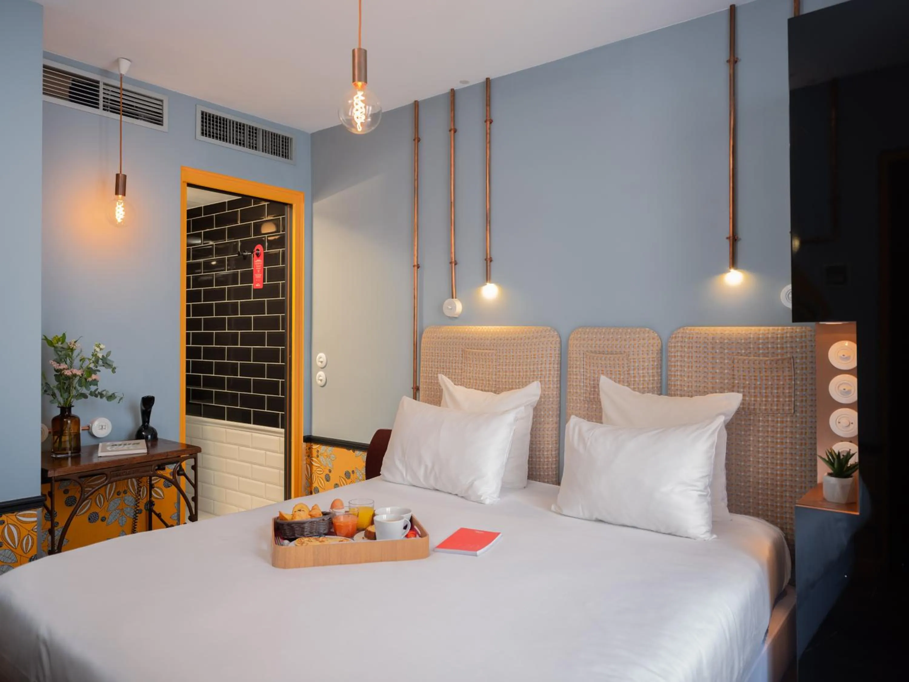 Photo of the whole room, Bed in Hôtel Exquis