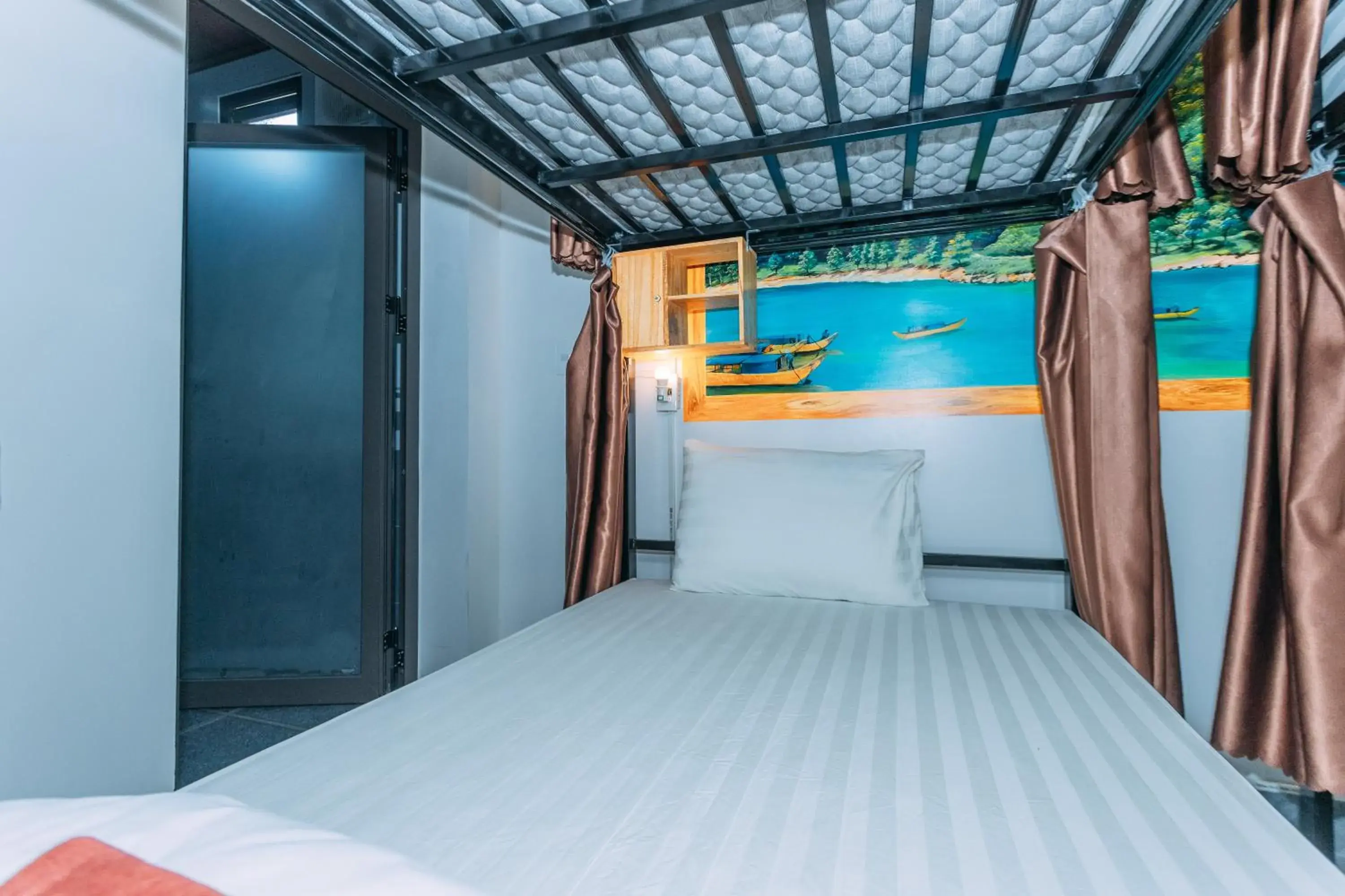 6-Bed Female Dormitory Room - single occupancy in Green Riverside Cosy Home 6-Bed Female Dormitory Room - single occupancy in Green Riverside Cosy Home