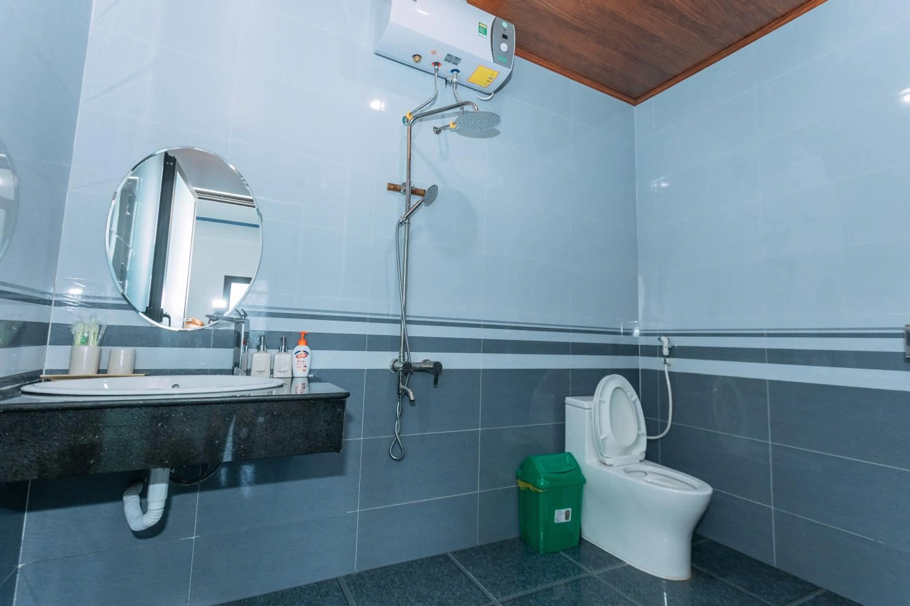 Shower in Green Riverside Cosy Home