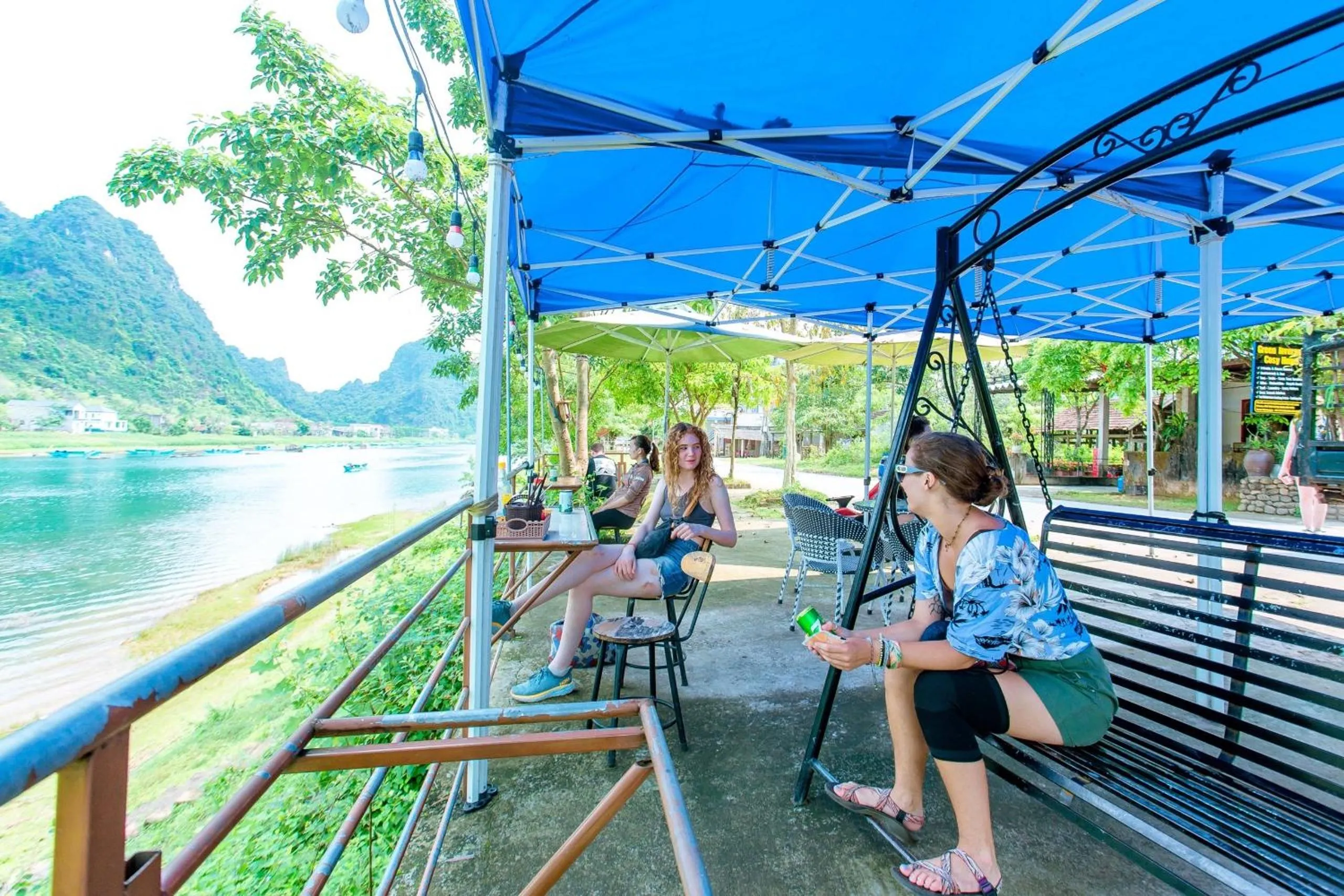 Green Riverside Cosy Home