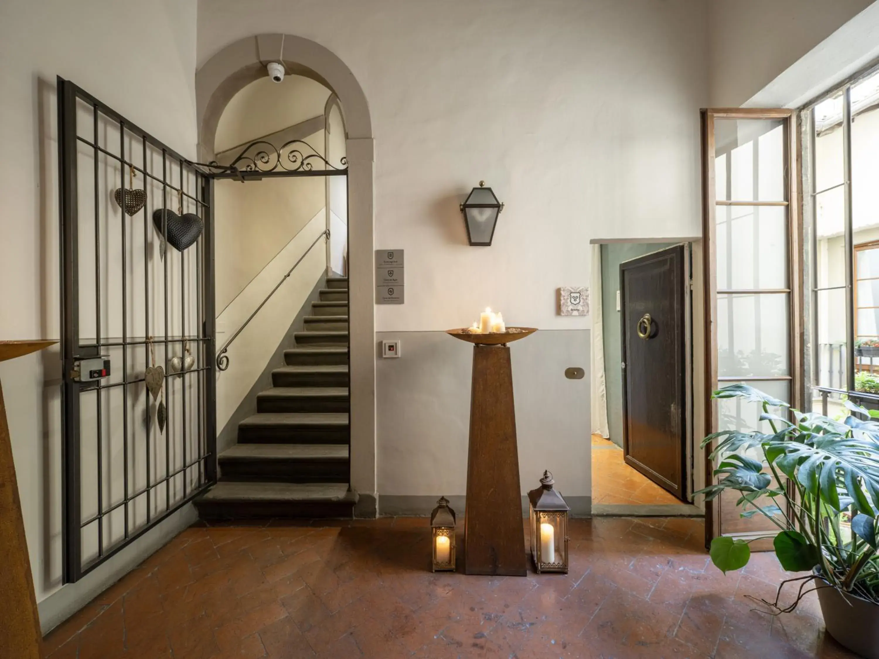 Facade/entrance in Canto degli Scali Facade/entrance in Canto degli Scali