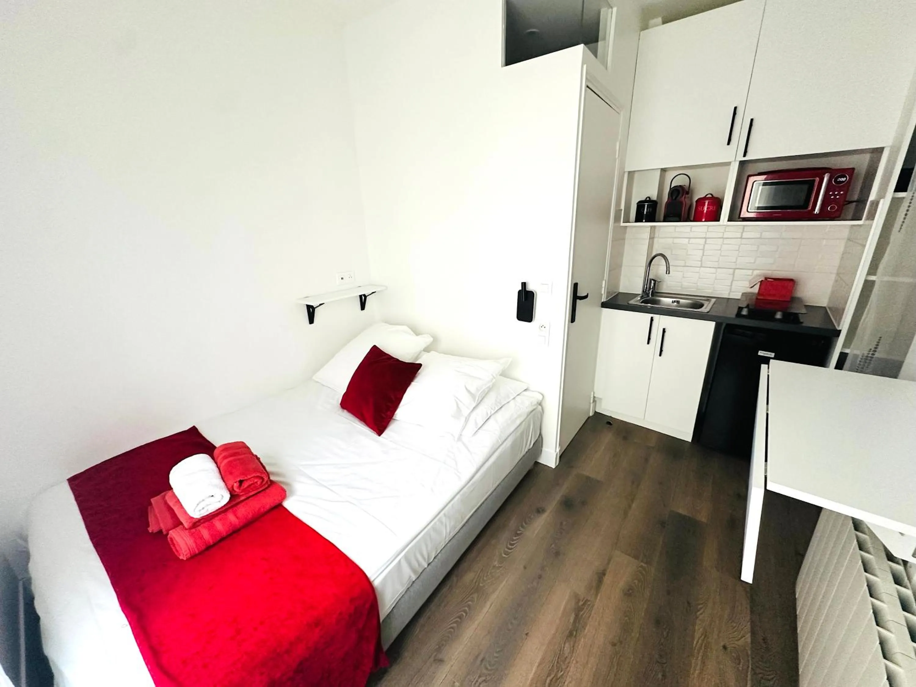 Bedroom, Bed in Beatrice et Emmanuel Meublé Eiffel