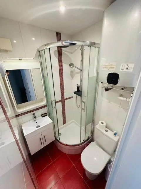 Bathroom in Beatrice et Emmanuel Meublé Eiffel