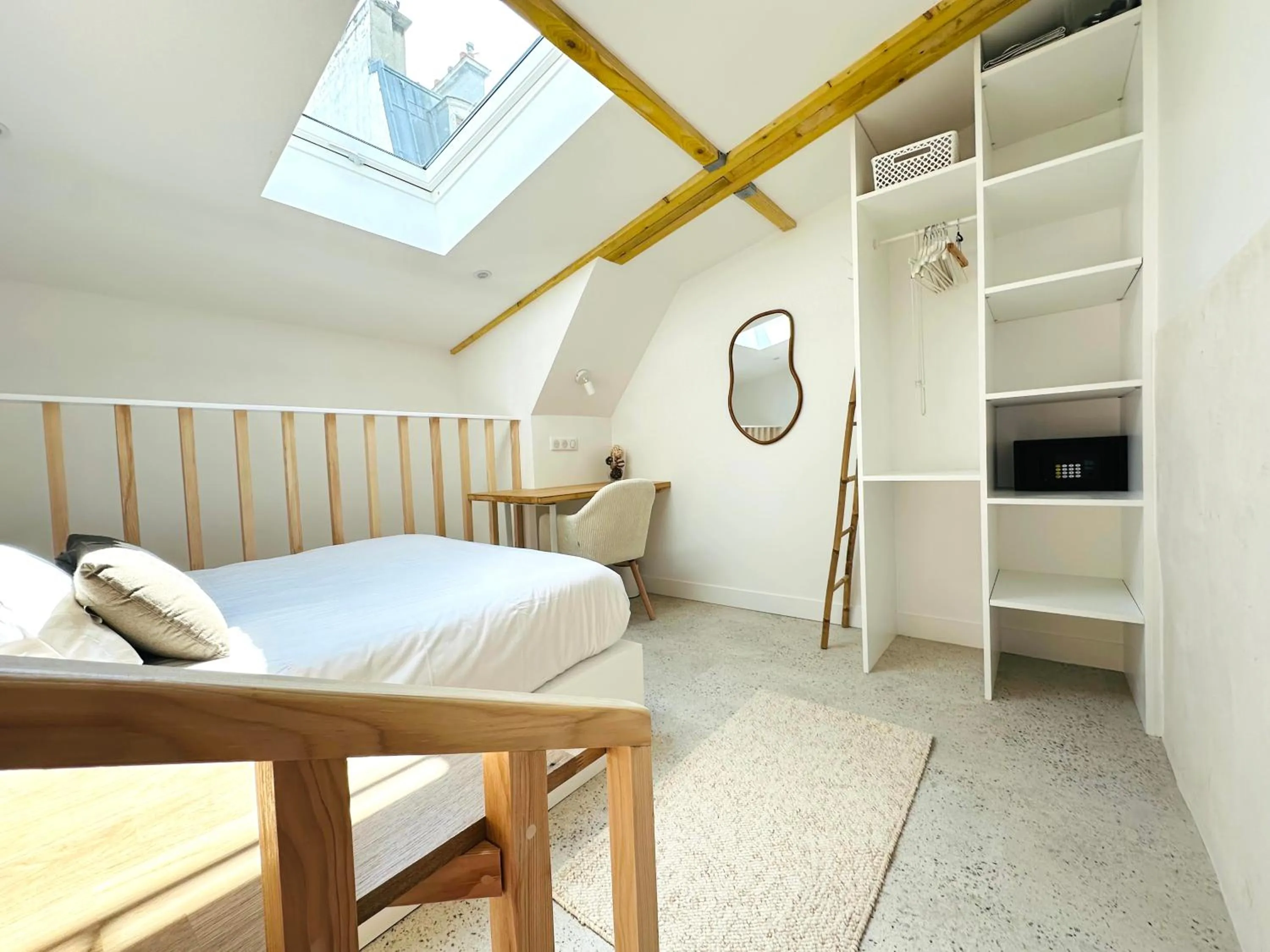 Bedroom, Bed in Beatrice et Emmanuel Meublé Eiffel