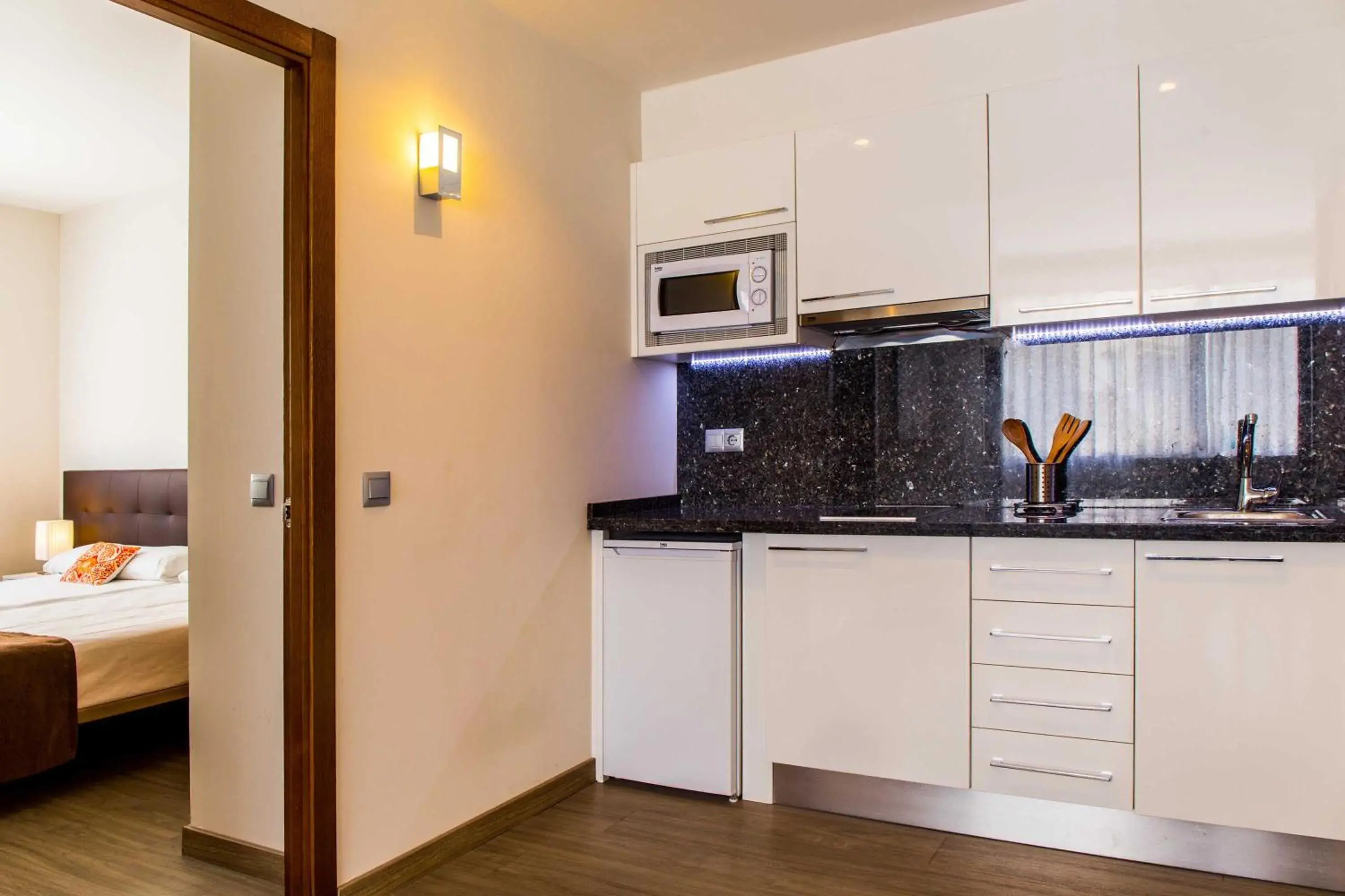 Kitchen or kitchenette, Bed in BLUESEA Dimona Suites Kitchen or kitchenette, Bed in BLUESEA Dimona Suites