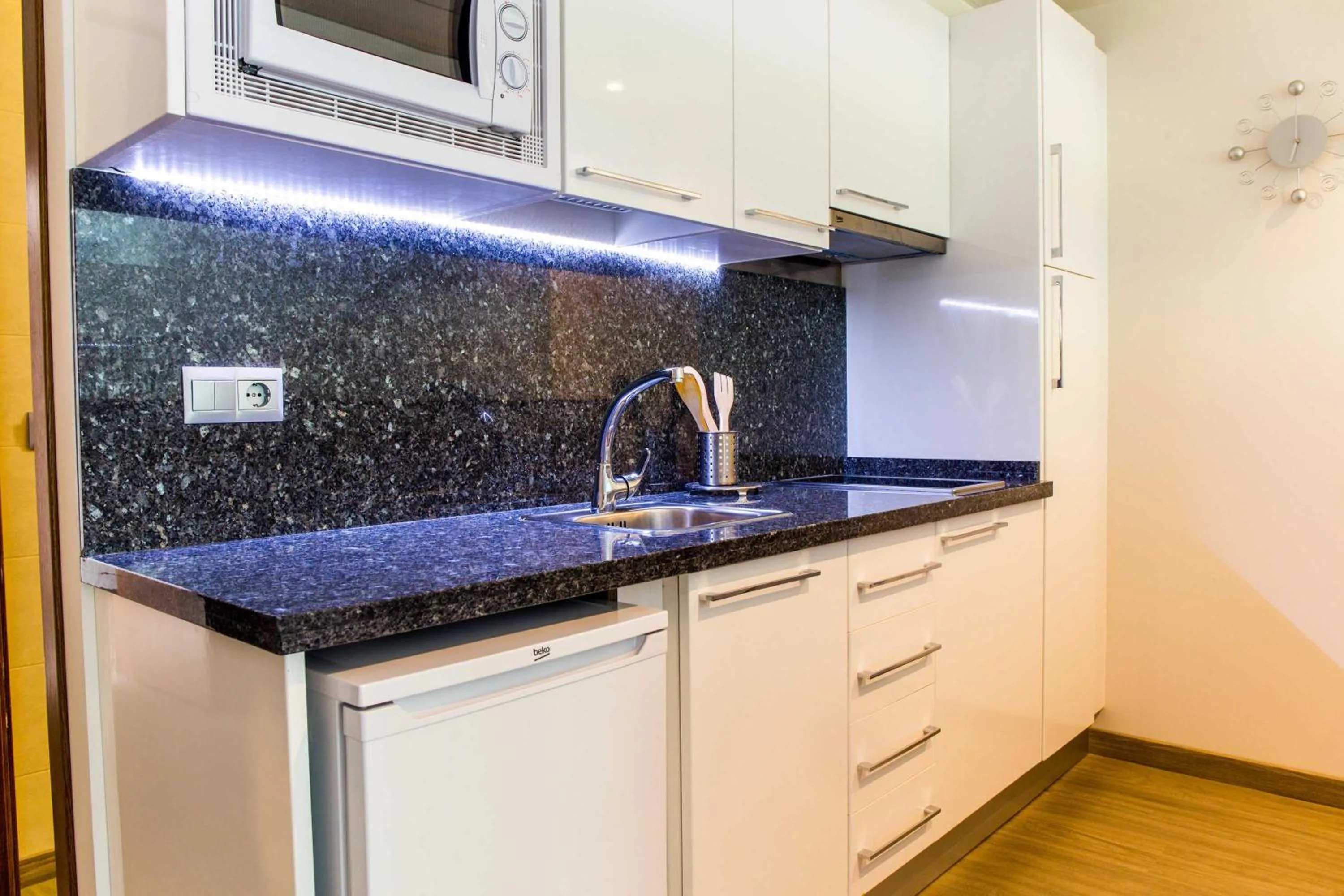 Kitchen or kitchenette in BLUESEA Dimona Suites