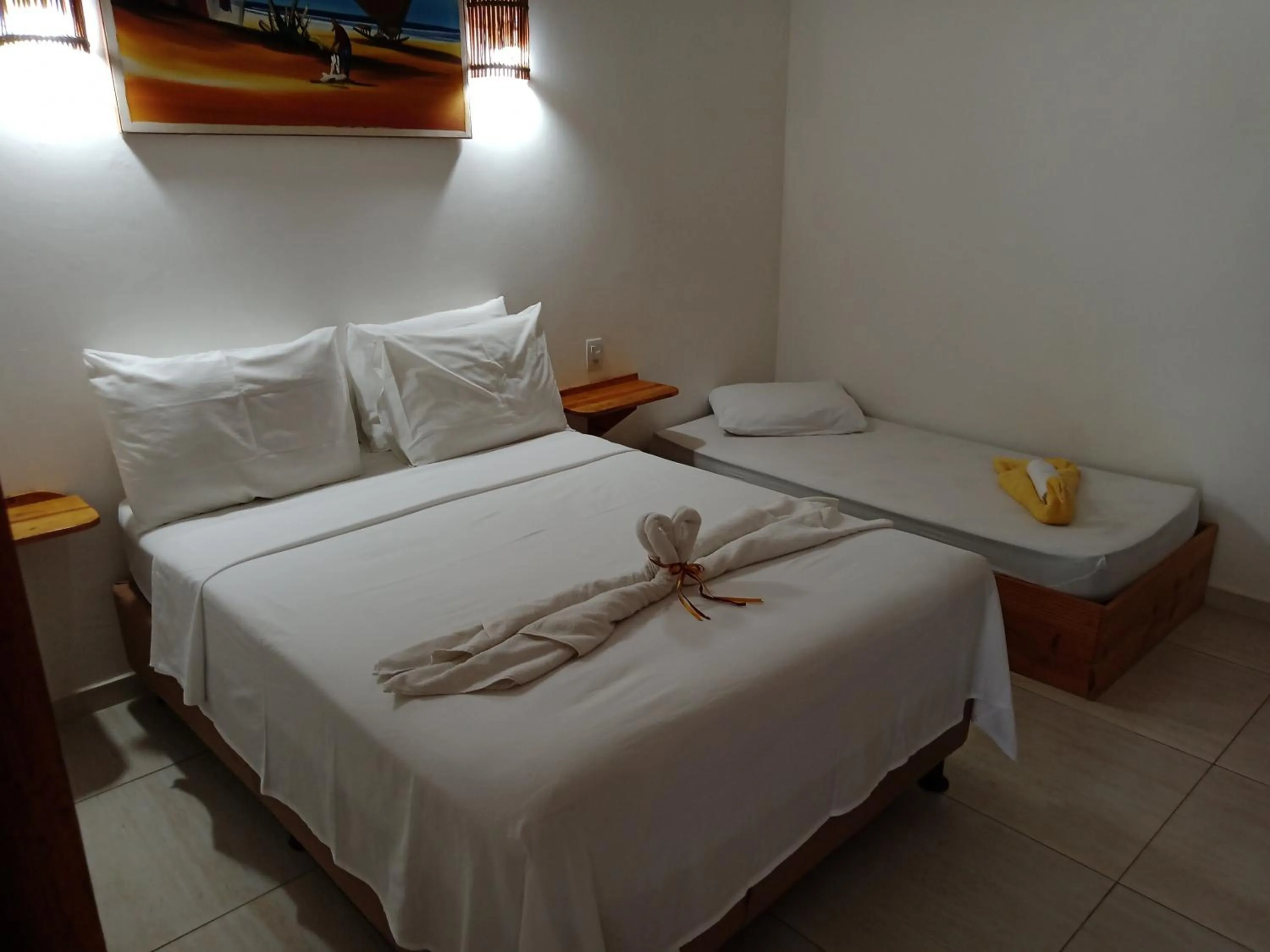 Shower, Bed in Hawaii Flats