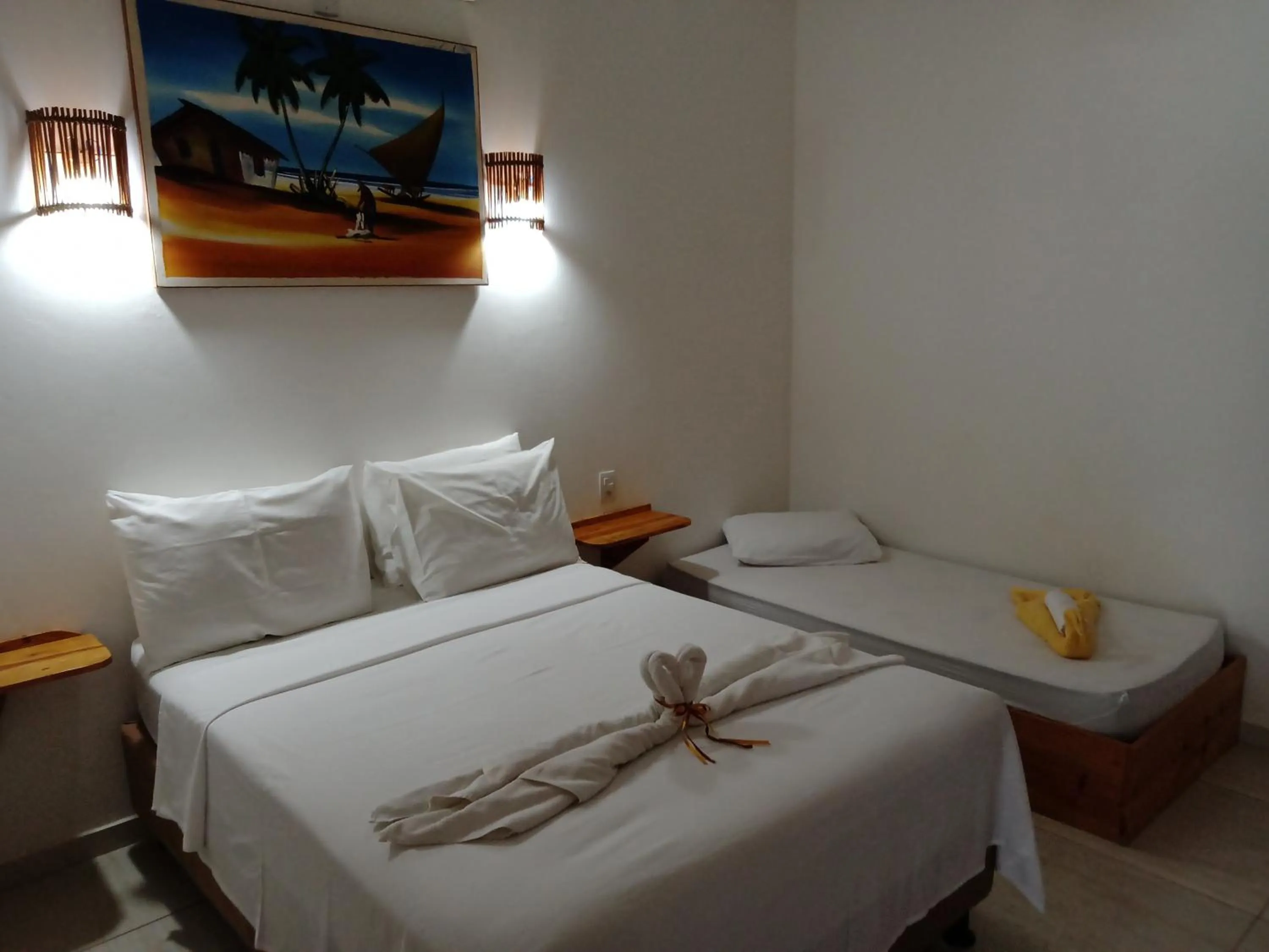 Shower, Bed in Hawaii Flats